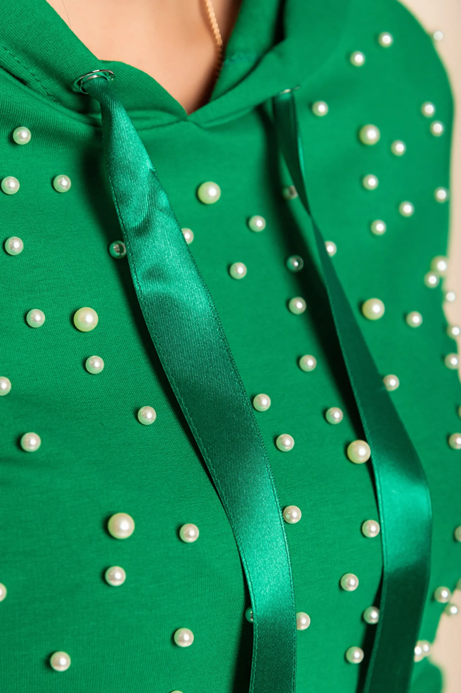 COMPLETO MAGLIETTA CON CAPPUCCIO E PANTALONE CON DETTAGLIATI DI PERLINE TINSELY, VERDE