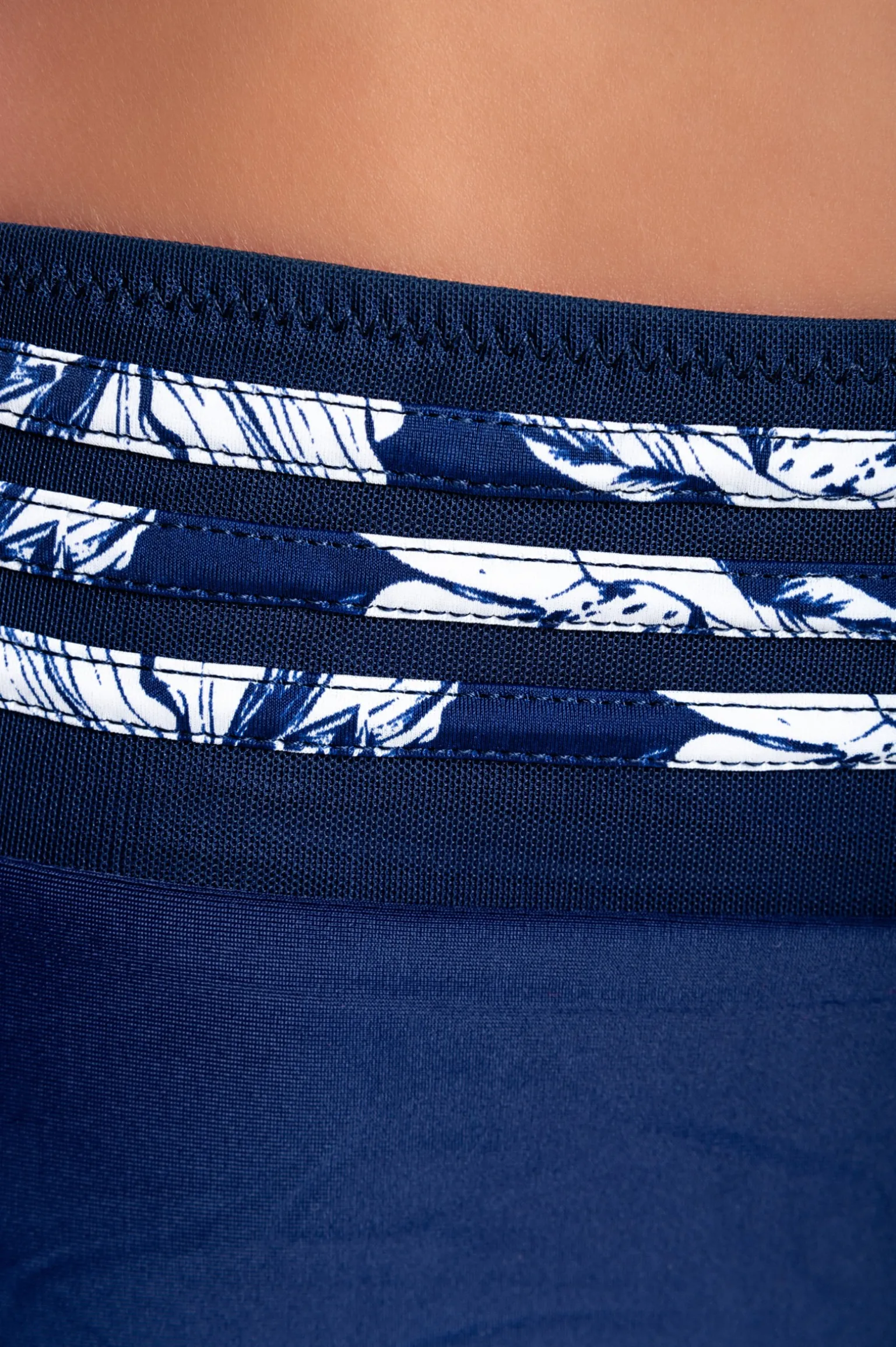 Costume due pezzi con reggiseno imbottito, colore blu scuro