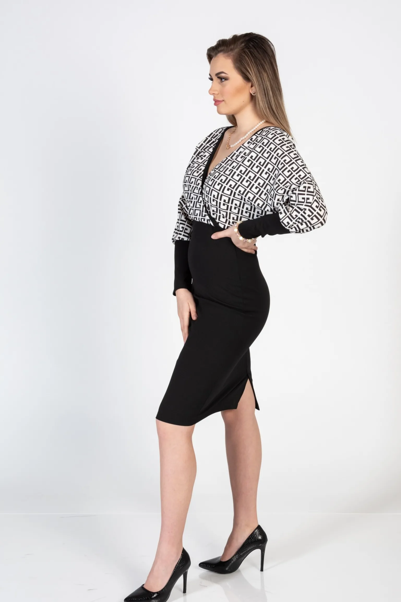 Elegante abito midi con stampa geometrica e scollo incrociato Sonda, nero