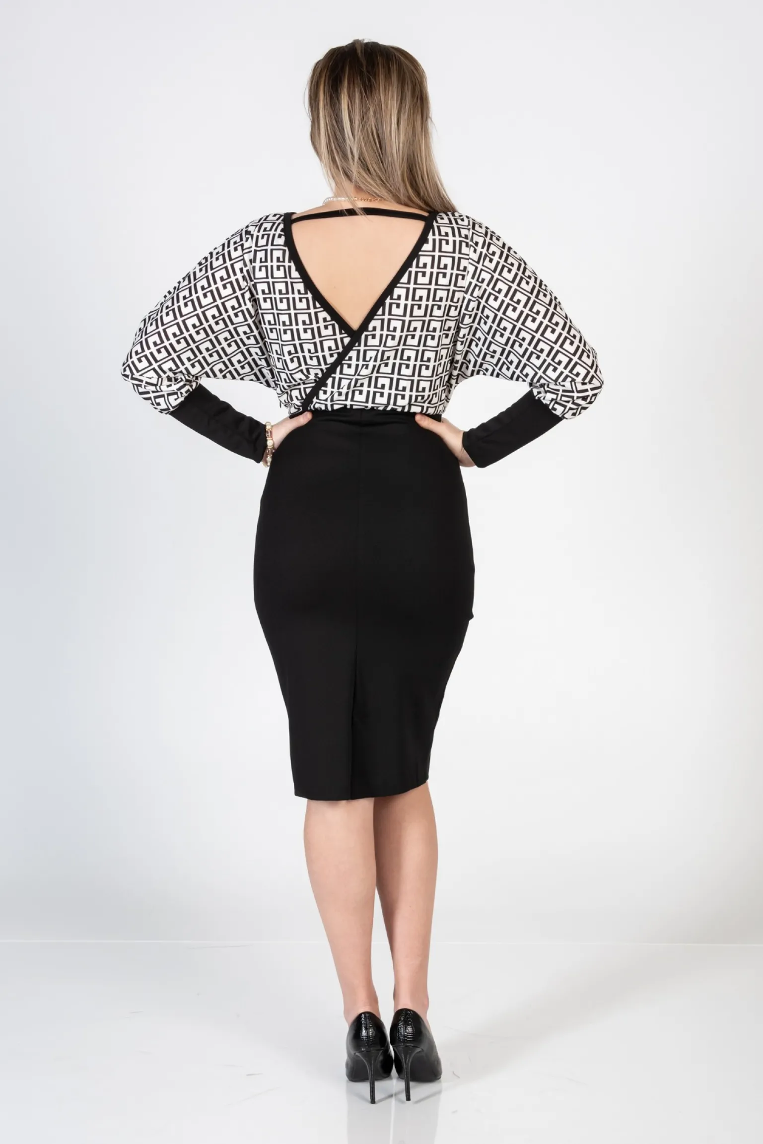 Elegante abito midi con stampa geometrica e scollo incrociato Sonda, nero