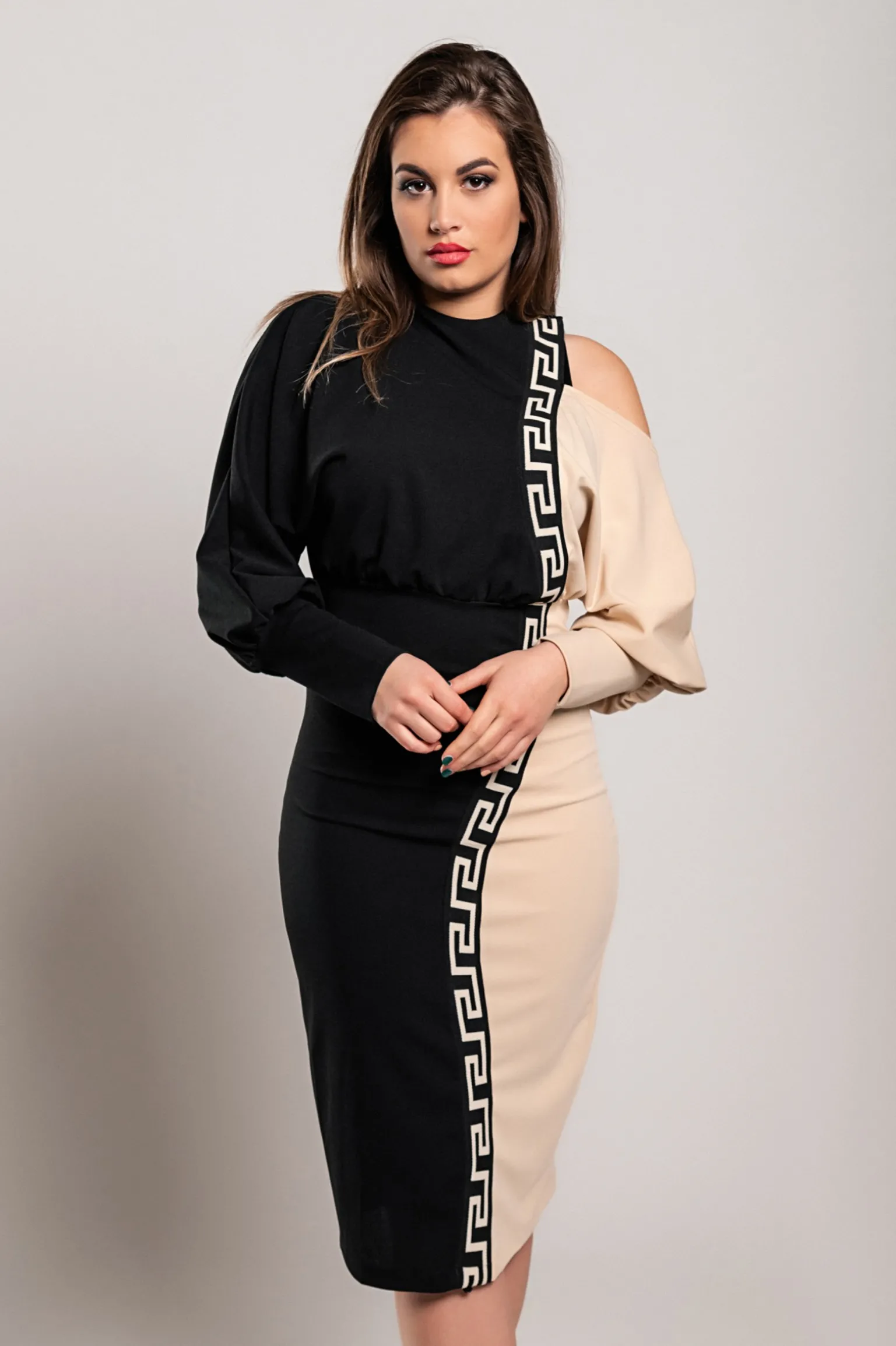 Elegante abito midi con stampa geometrica, nero e beige