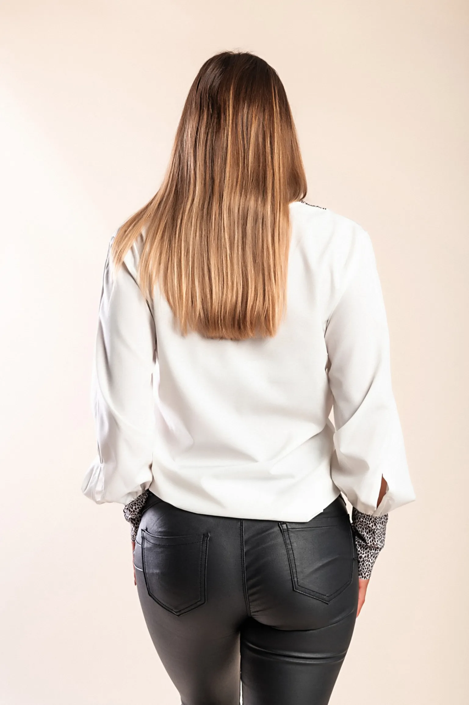 Elegante blusa con stampa leopardata Polina, bianca