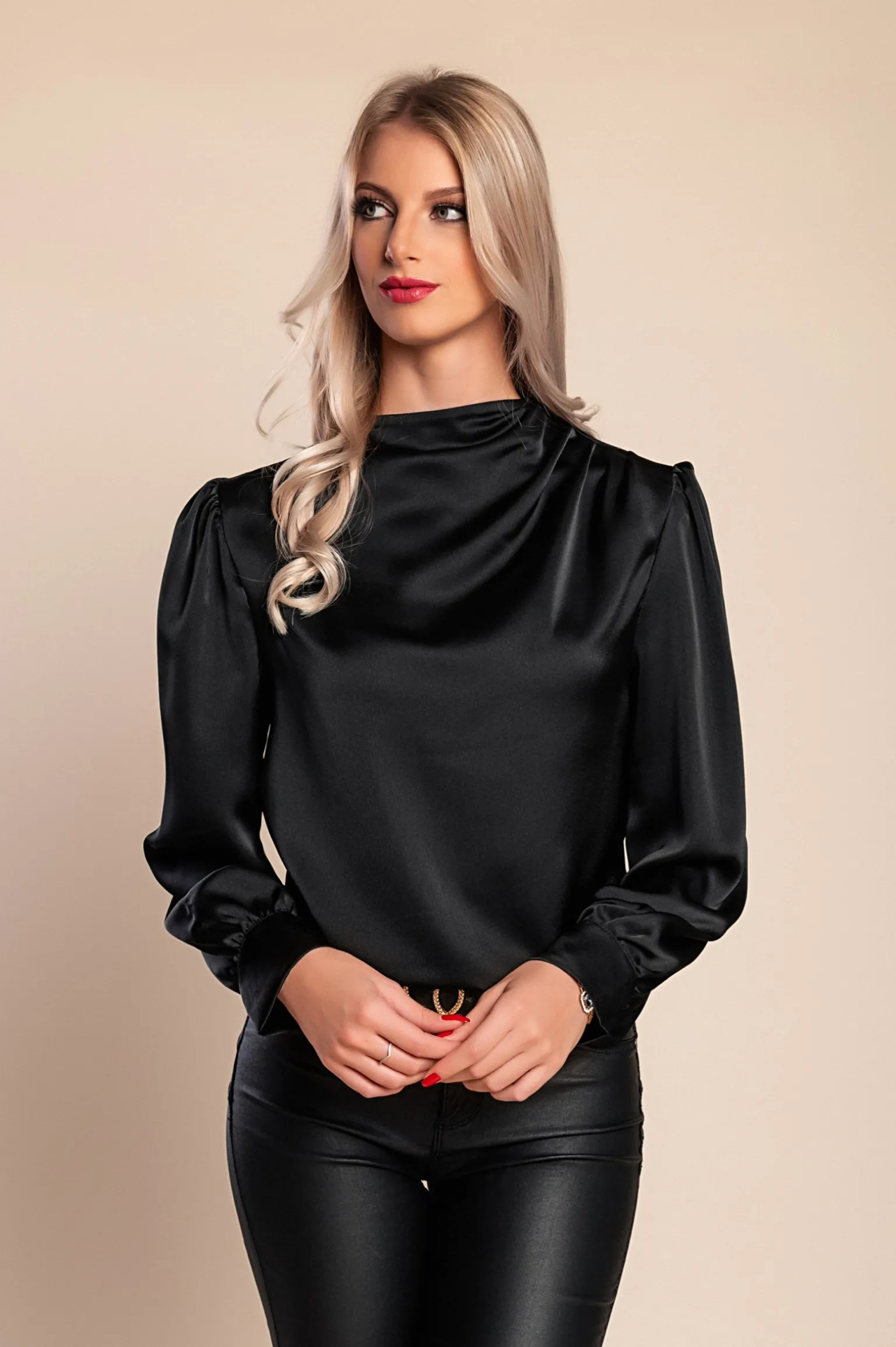 Elegante camicetta a collo alto, nera