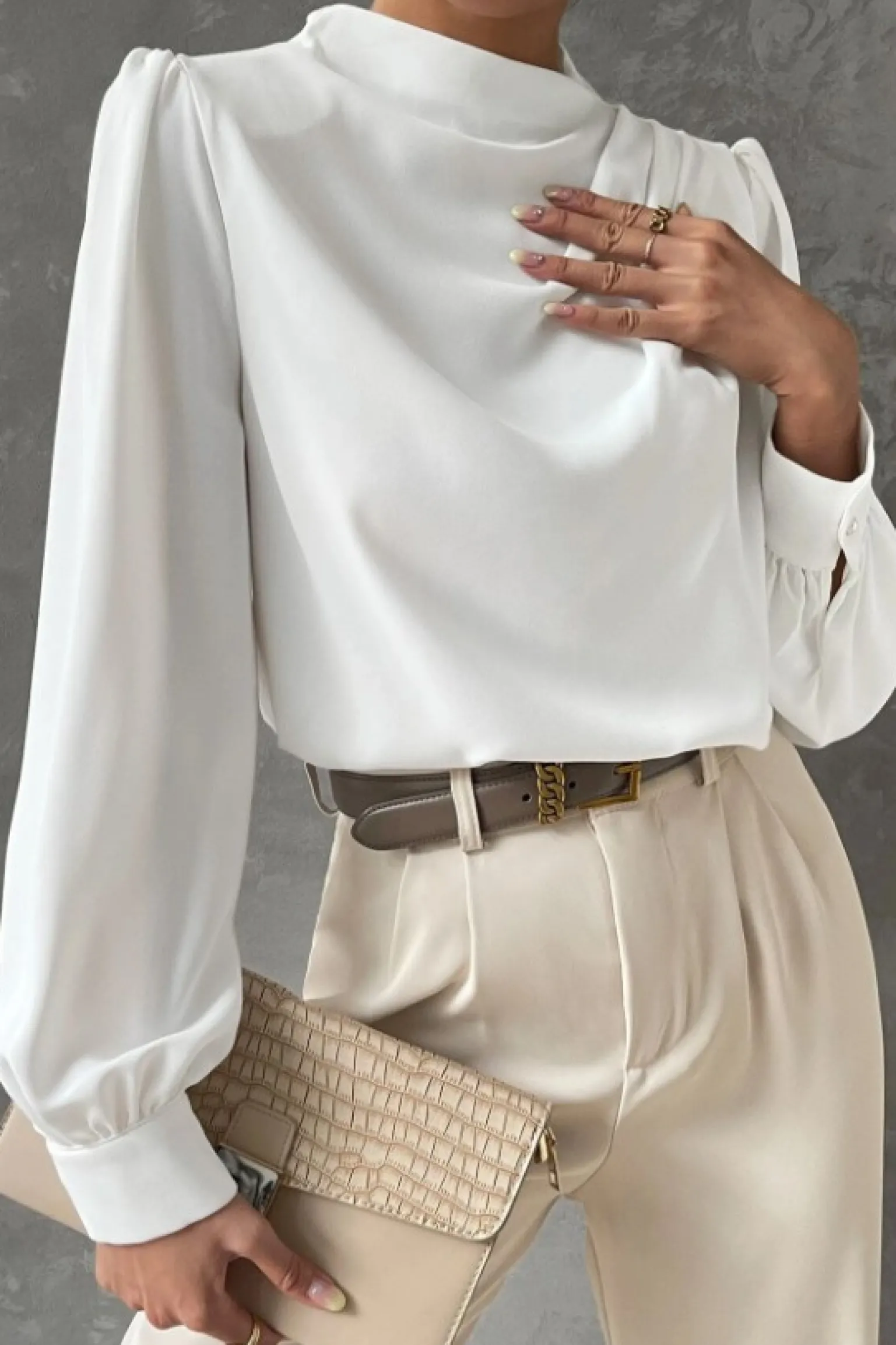 Elegante camicetta a collo alto, bianca