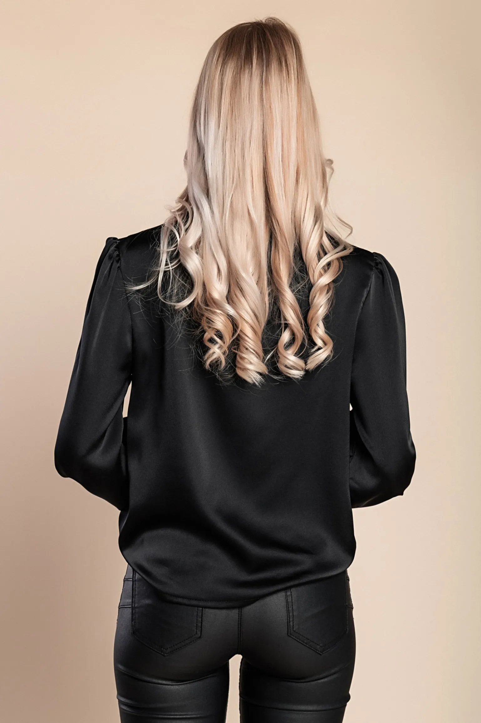 Elegante camicetta a collo alto, nera