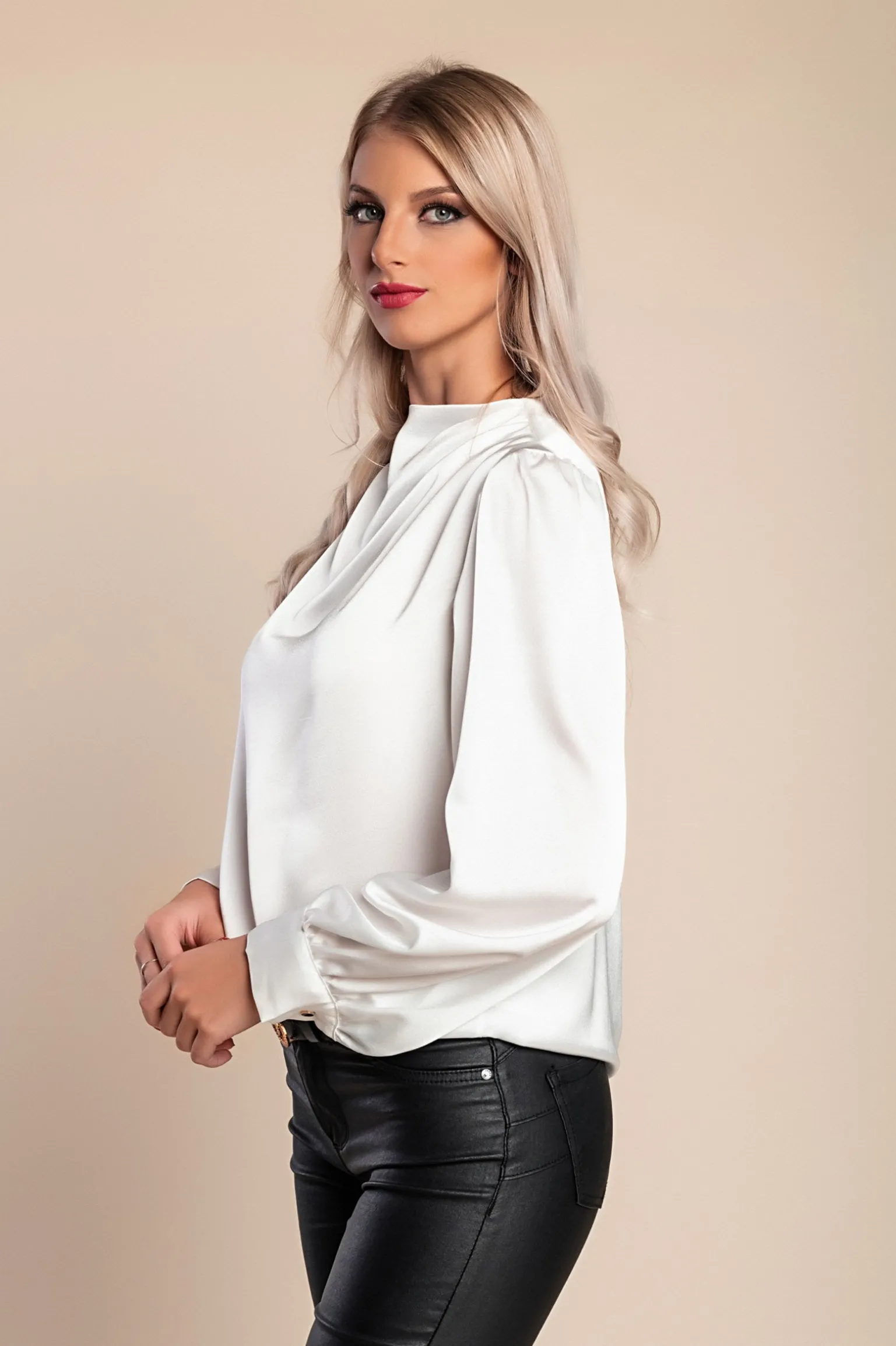 Elegante camicetta a collo alto, bianca