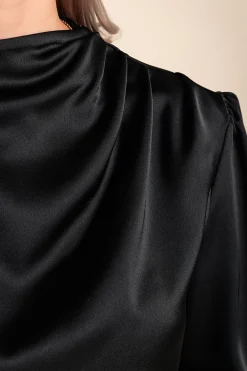 Elegante camicetta a collo alto, nera