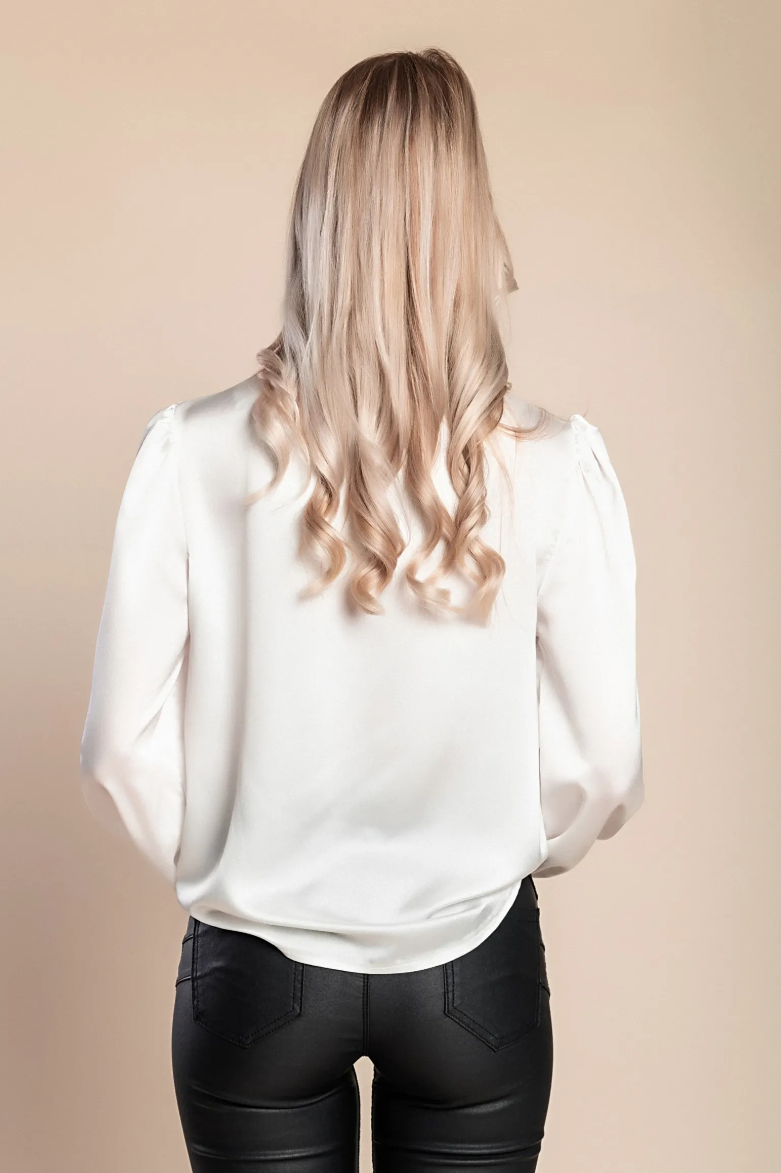 Elegante camicetta a collo alto, bianca