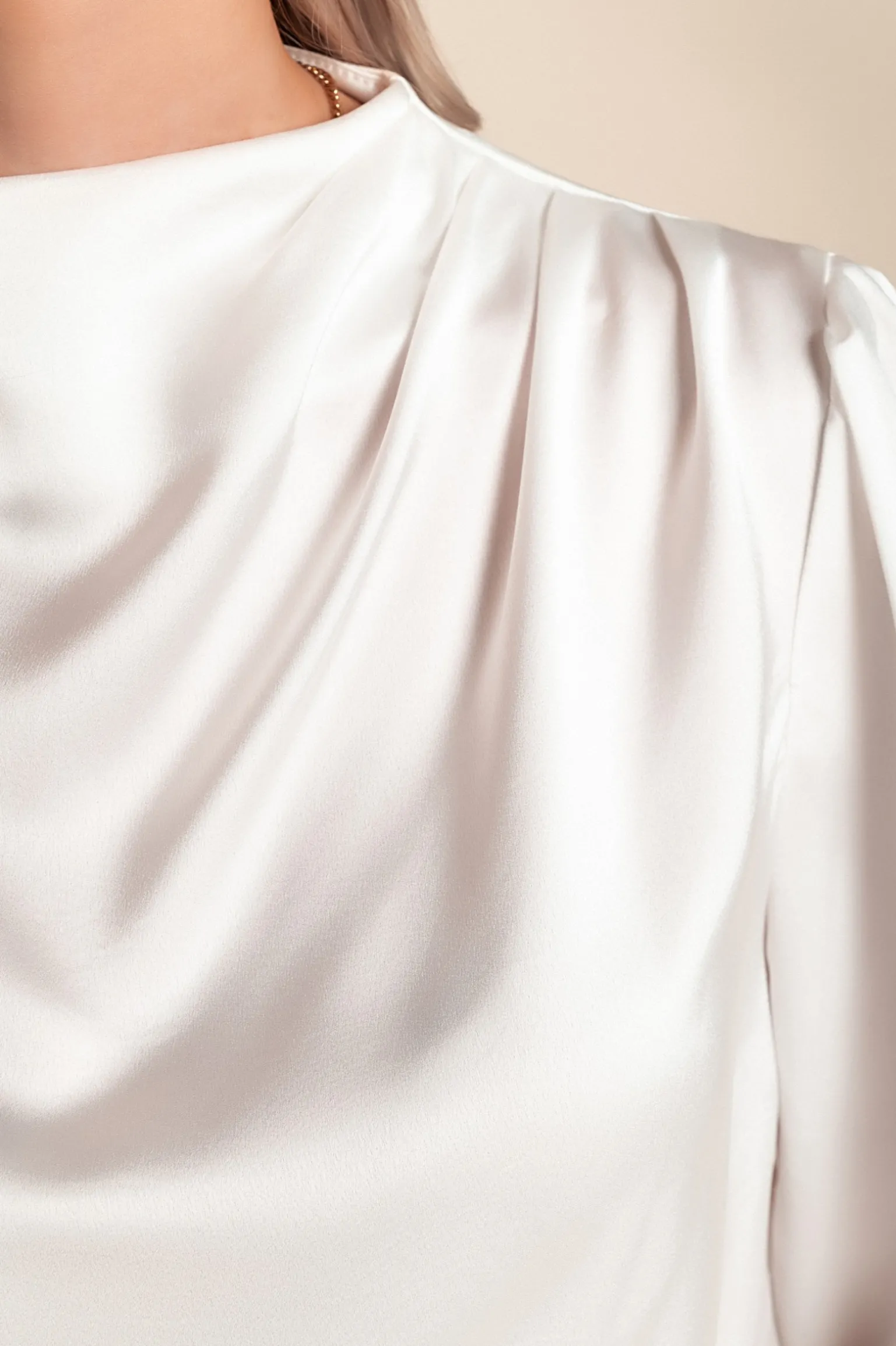 Elegante camicetta a collo alto, bianca