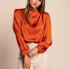 Elegante camicetta con collo alto, cammello