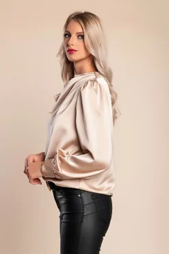 Elegante camicetta con collo alto, beige