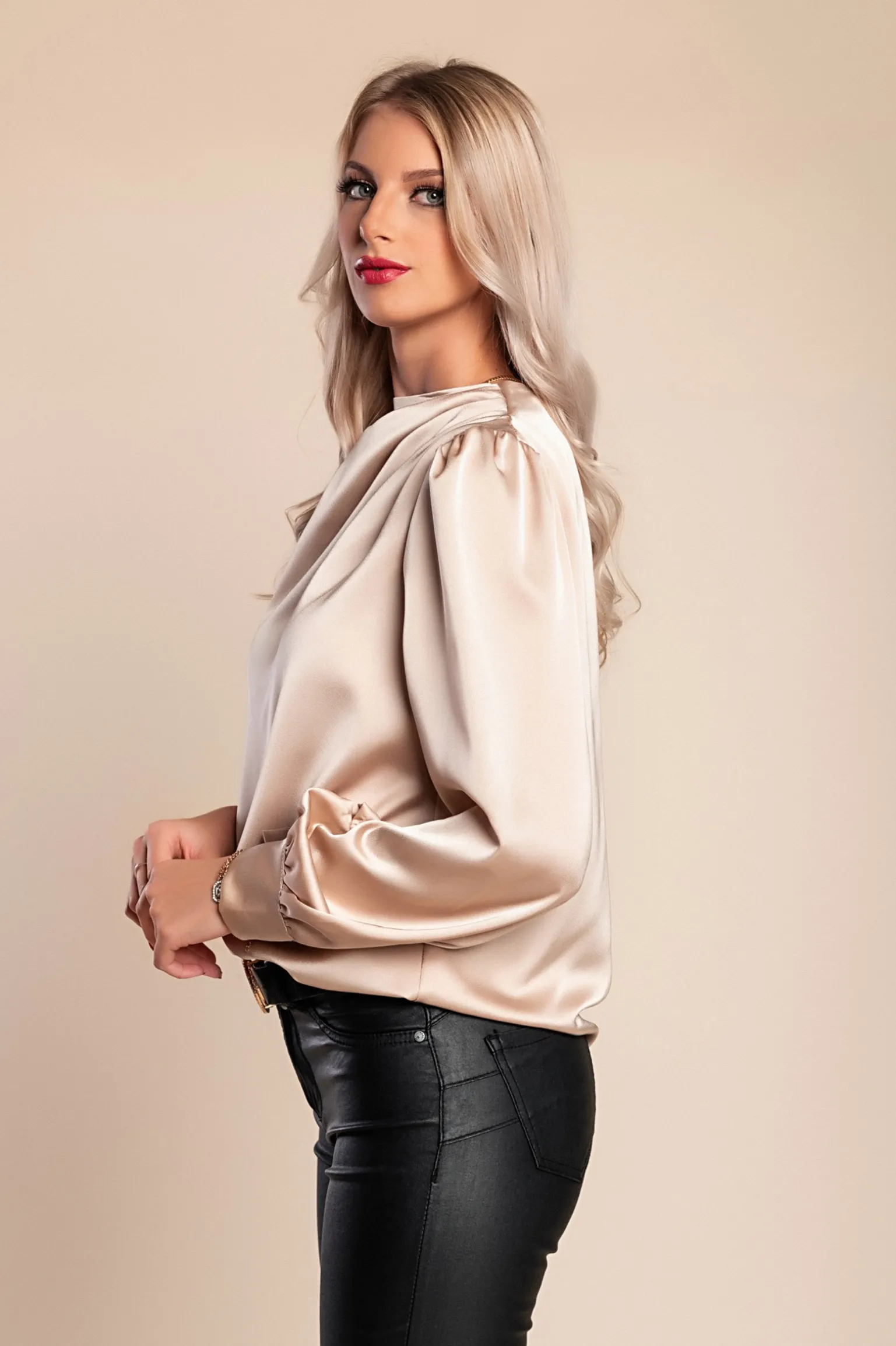 Elegante camicetta con collo alto, beige