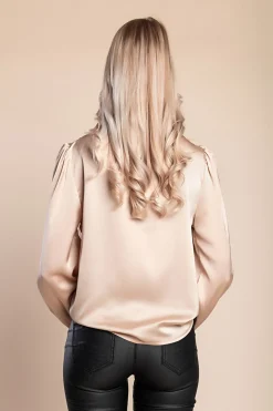 Elegante camicetta con collo alto, beige