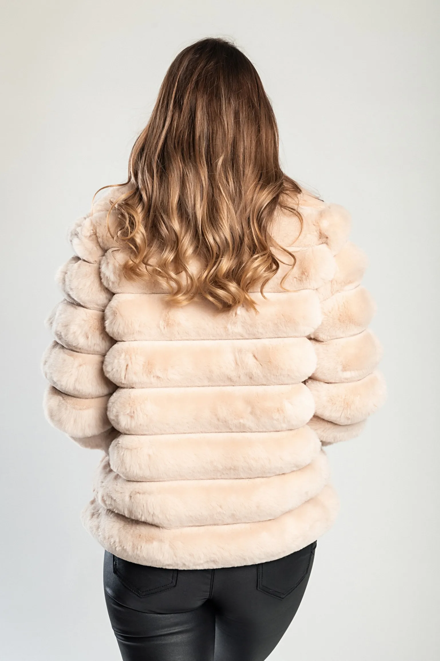 Elegante cappotto corto in ecopelliccia Centania, beige