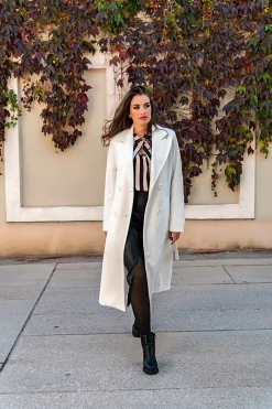 Elegante cappotto lungo con bottoni, bianco