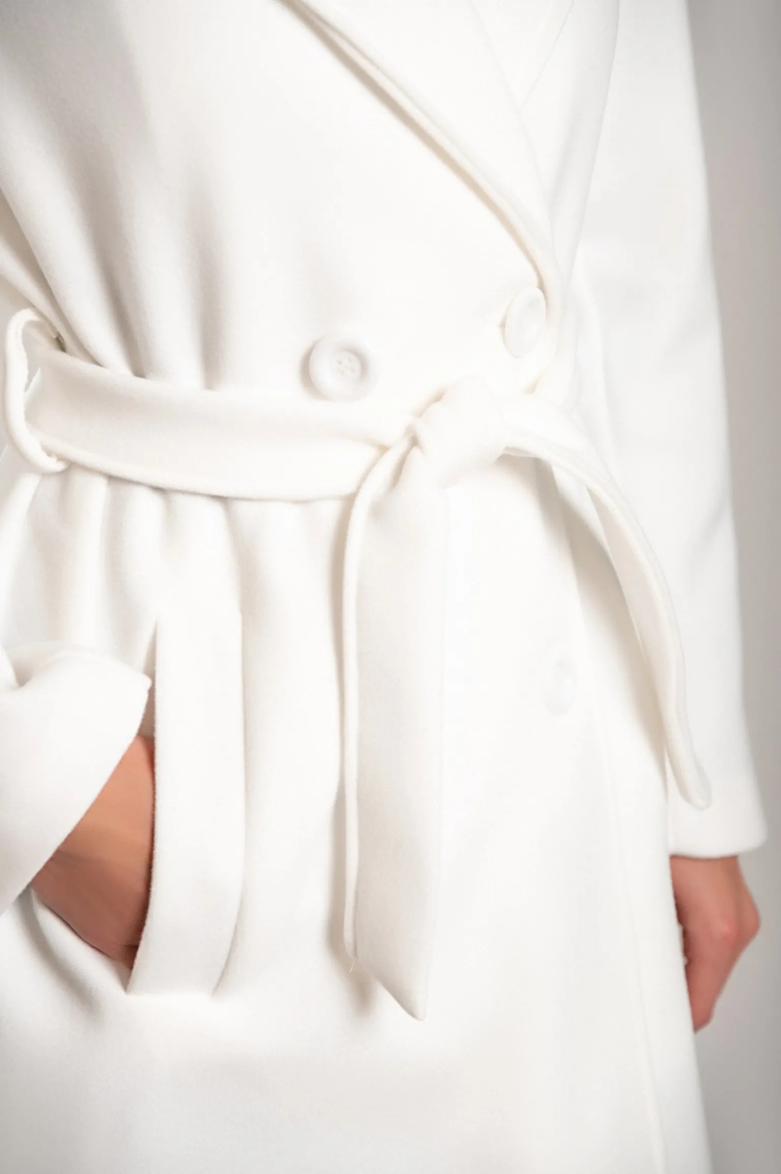 Elegante cappotto lungo con bottoni, bianco