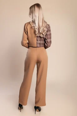 Elegante completo blazer e pantaloni con stampa a quadri, cammello