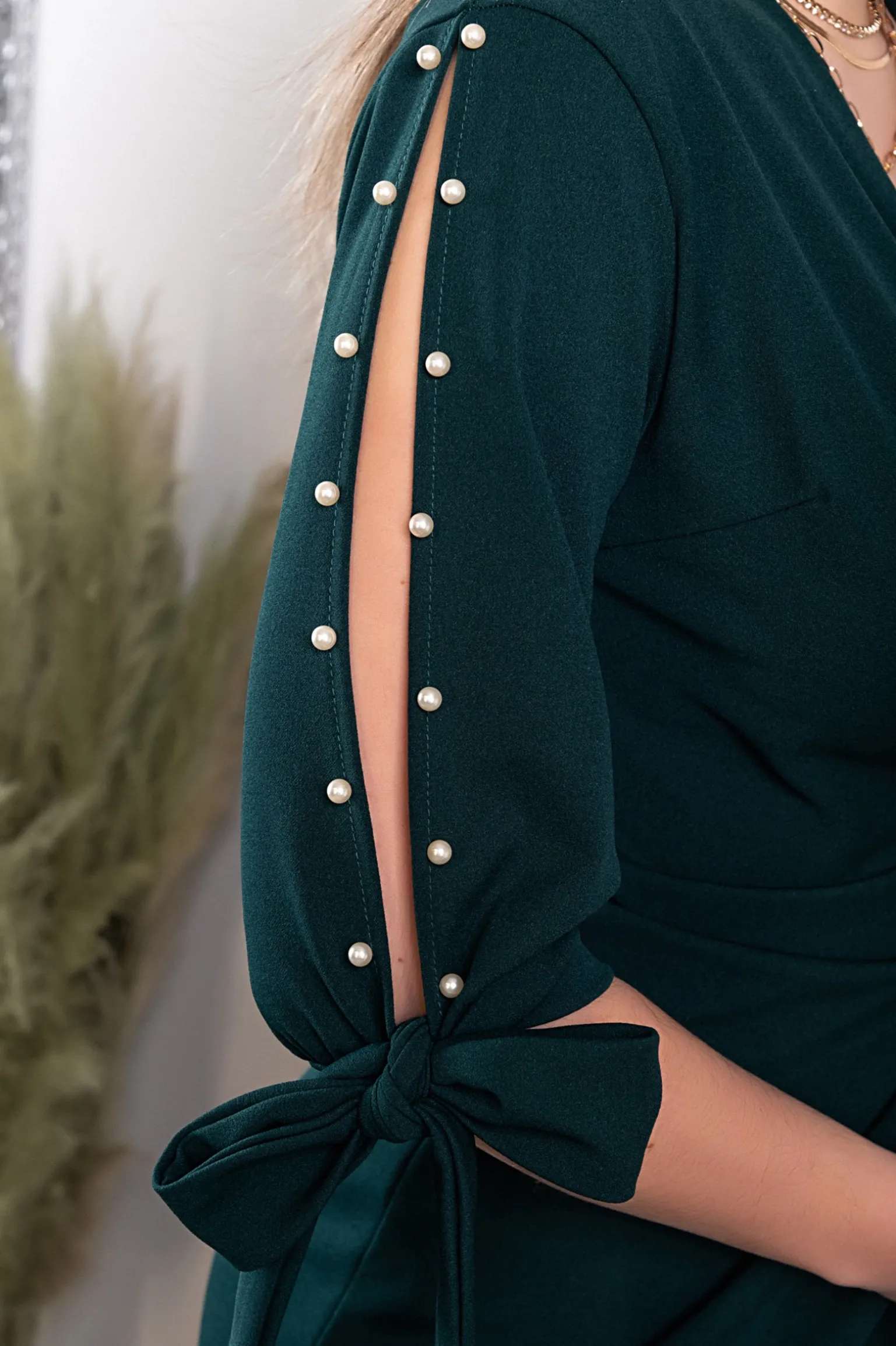 Elegante mini abito con dettaglio di finte perle e scollo incrociato con Candys, verde