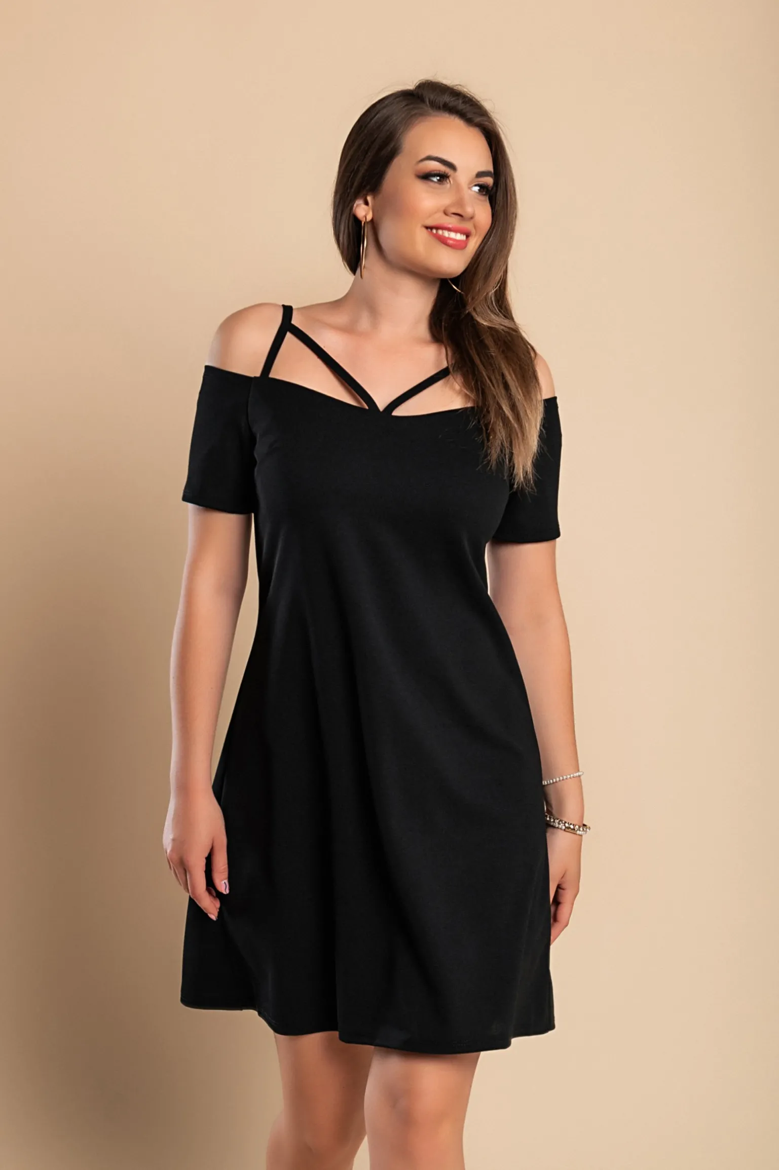 Elegante mini abito con maniche corte, spalle scoperte e spalline Cecina, nero