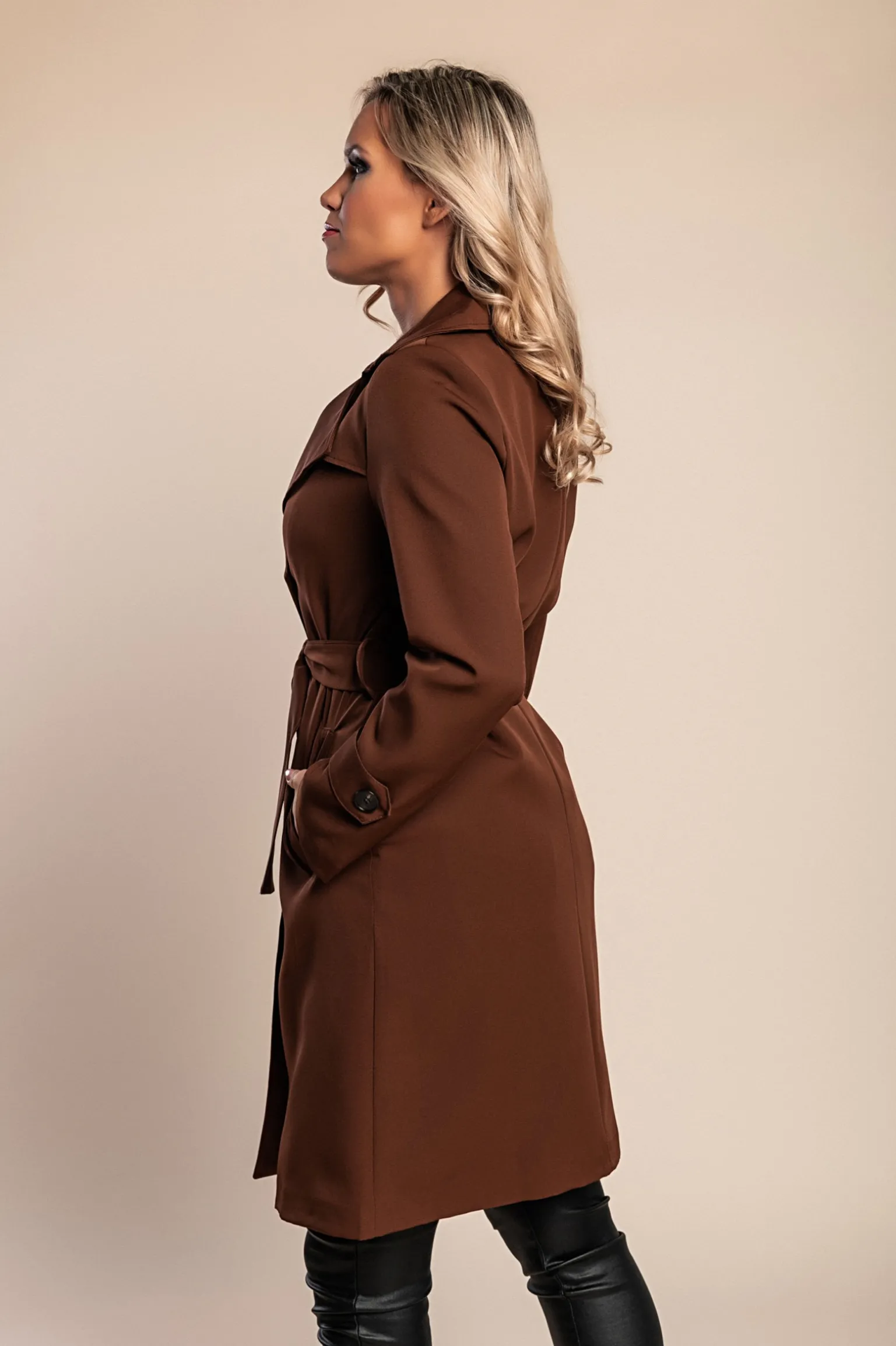 Elegante trench con bottoni, marrone