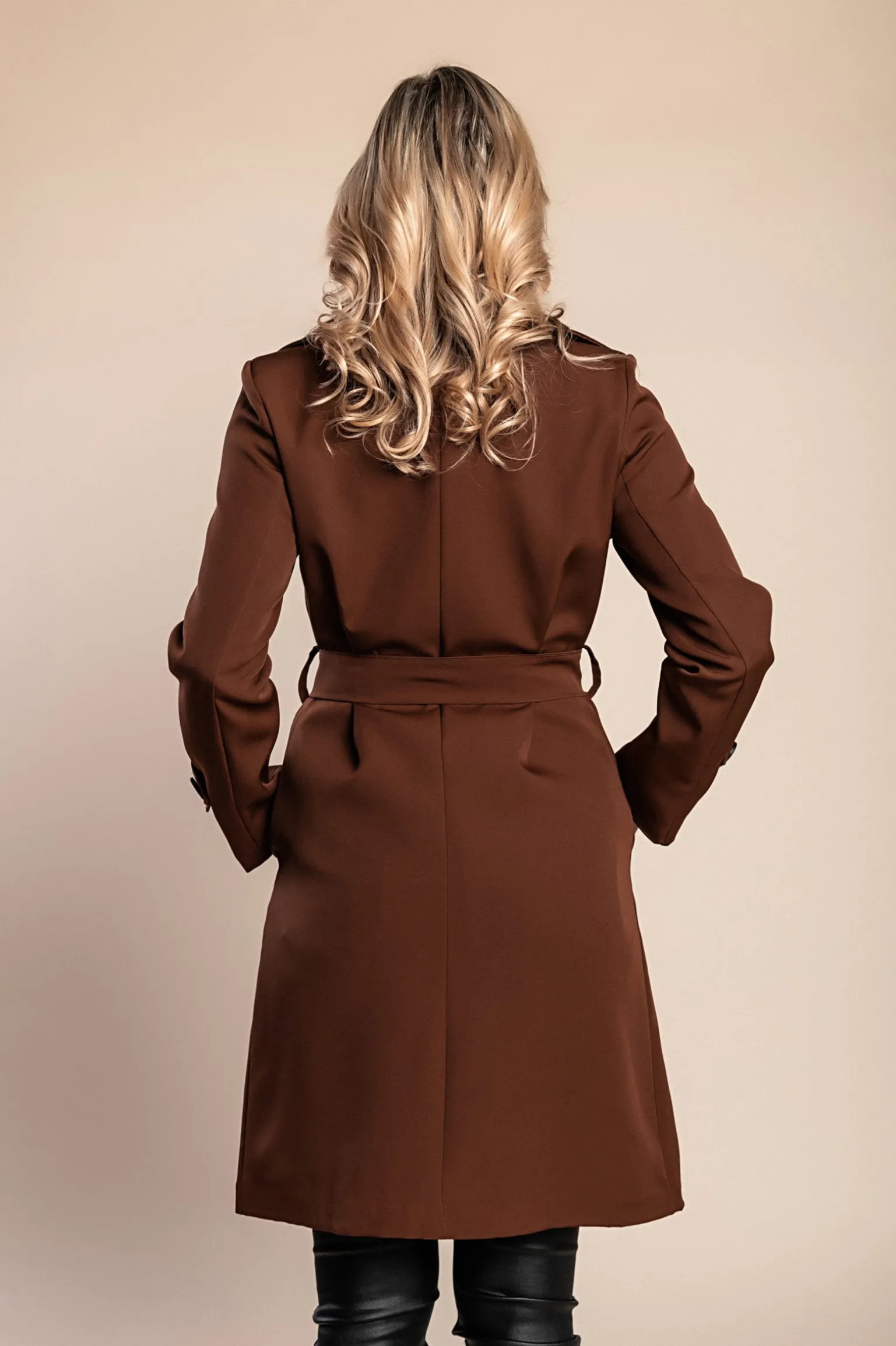 Elegante trench con bottoni, marrone