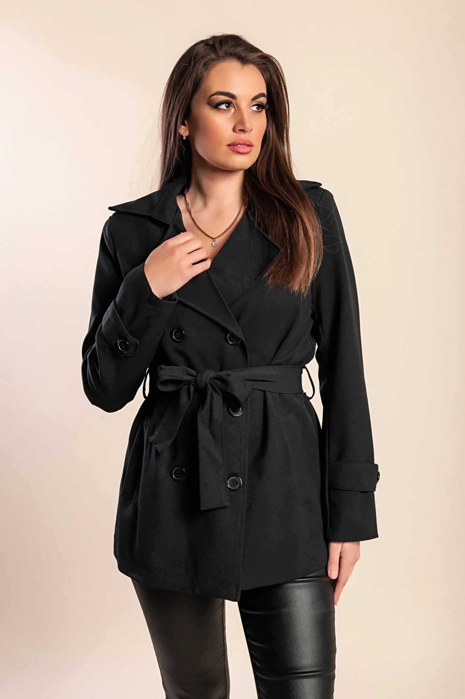 Elegante trench corto con bottoni, nero