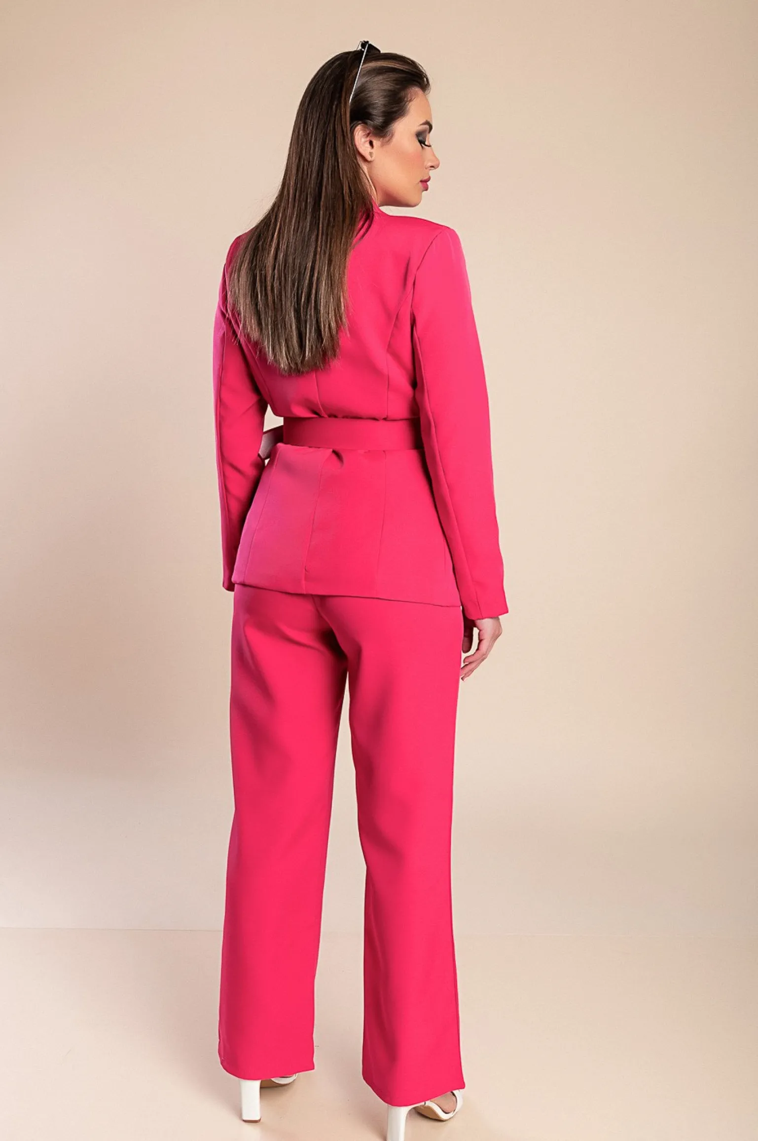 L'elegante Tailleur pantalone con cintura, rosa
