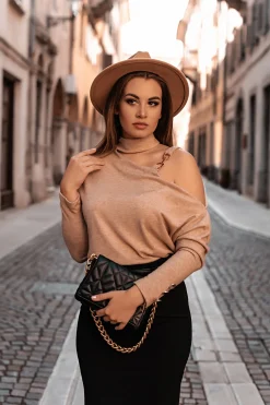 Maglietta elegante con scollo asimmetrico Mirabelle, beige