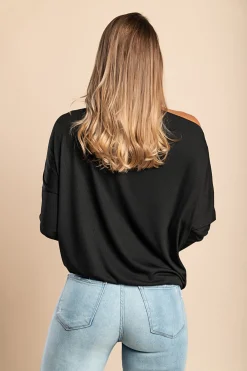 MAGLIETTA OVERSIZE CON SCOLLO A BARCA E MANICHE AMPIE DANICA, NERO