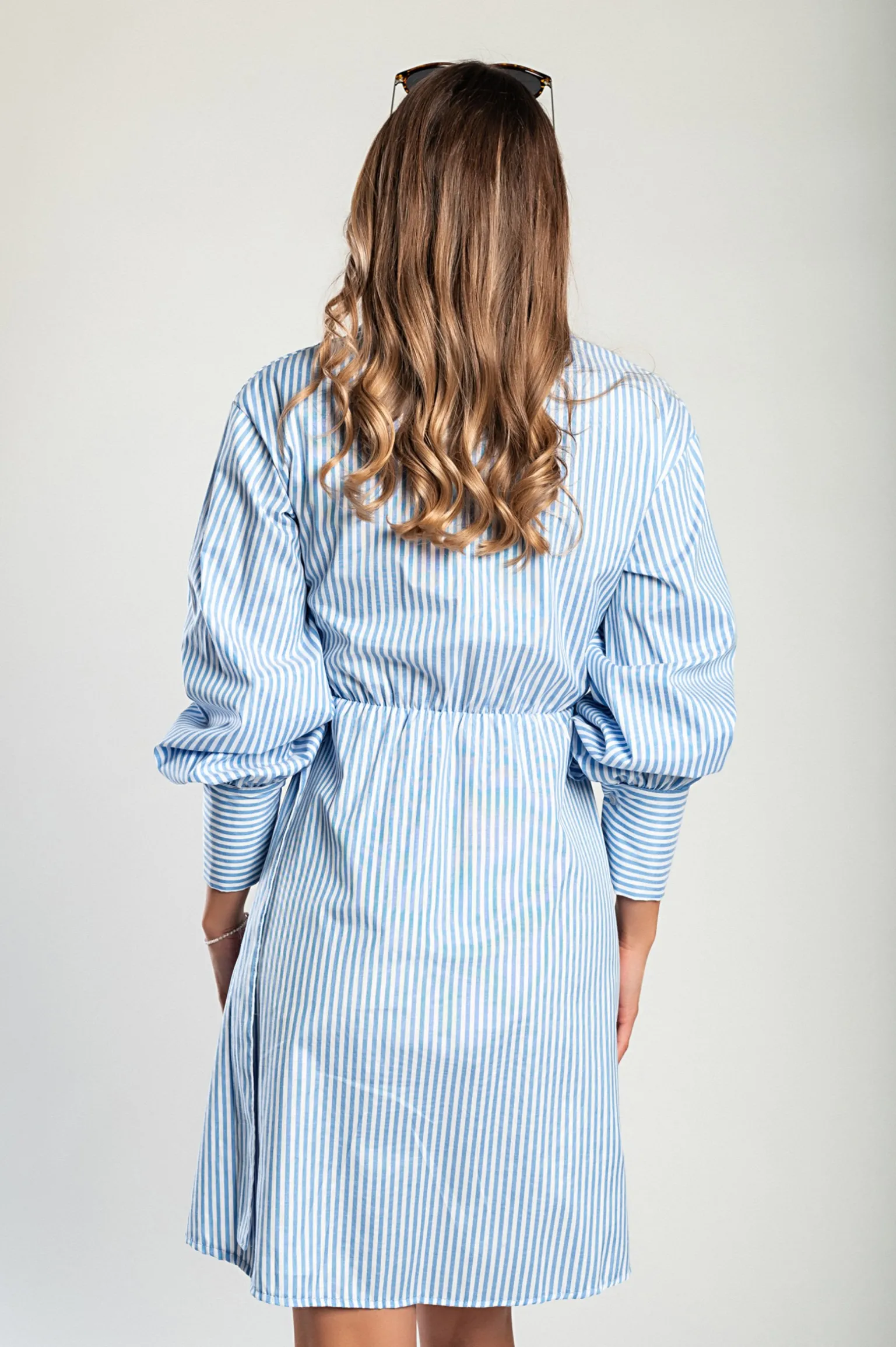 Mini abito con stampa a righe, di colore azzurro