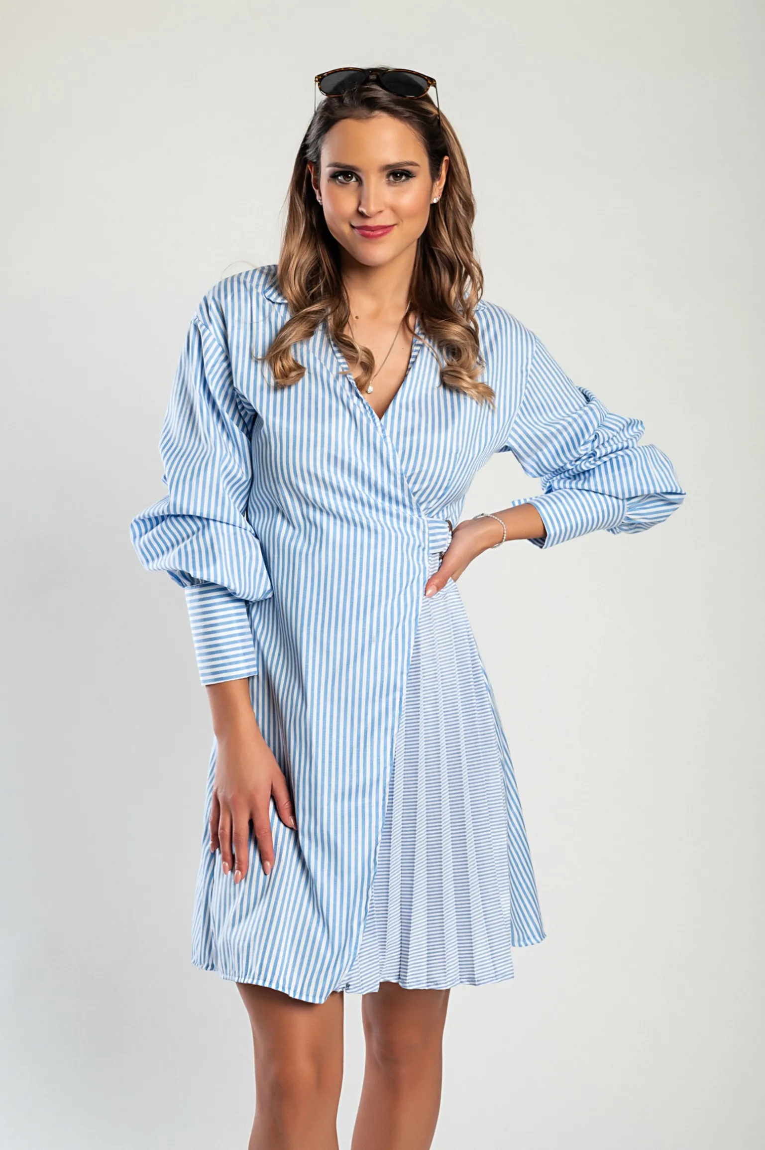 Mini abito con stampa a righe, di colore azzurro