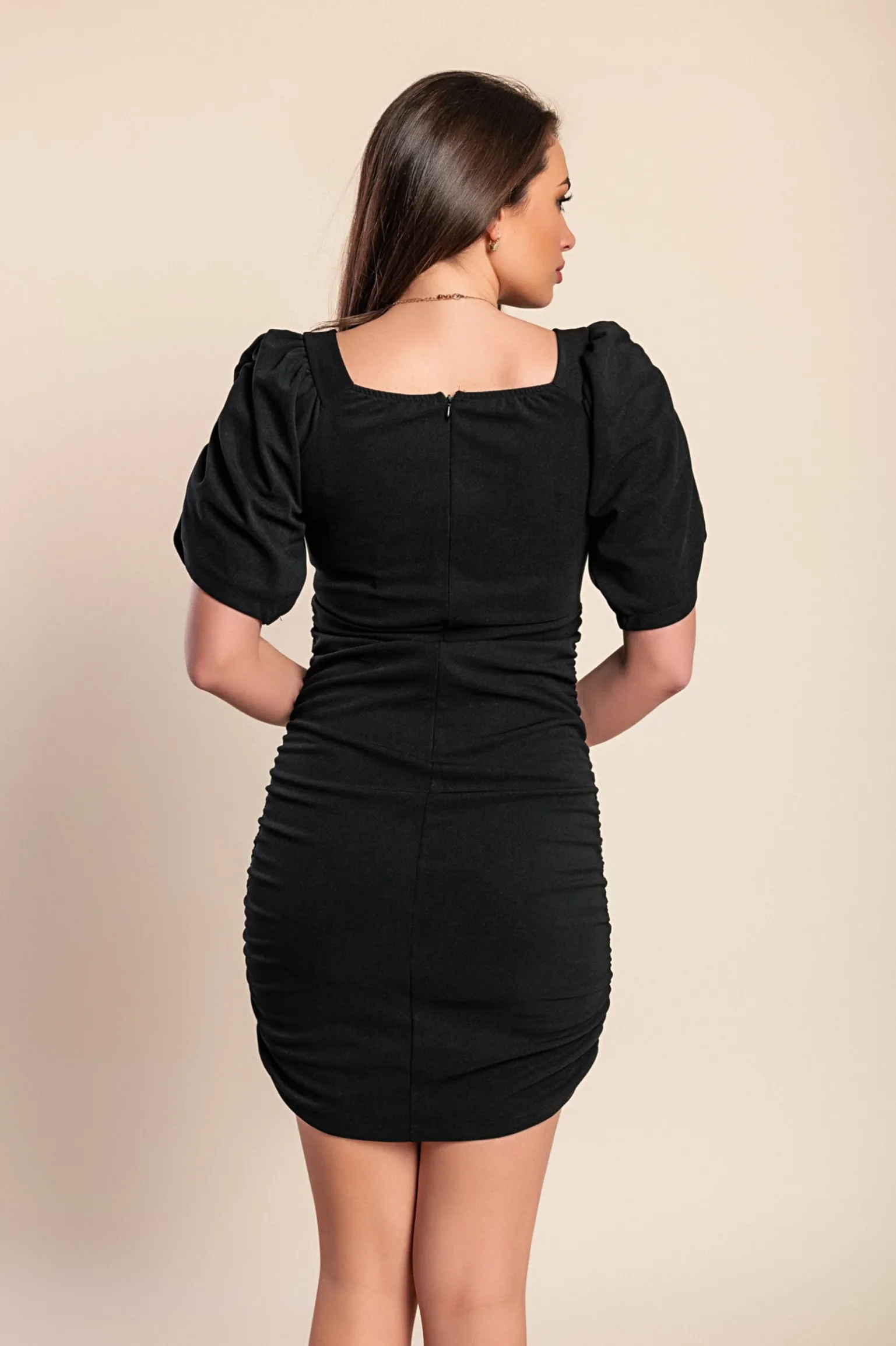 Miniabito elegante con maniche a sbuffo, nero