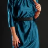 Miniabito elegante realizzato in simil raso, petrolio