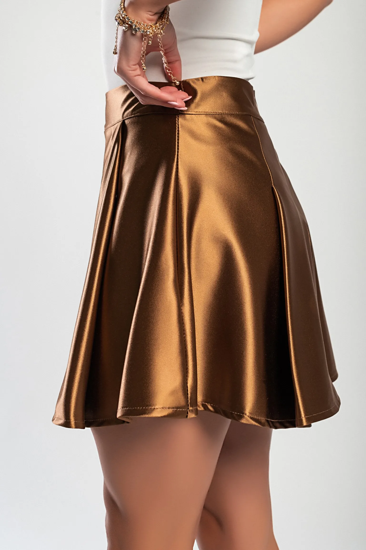 Minigonna elegante in finto raso, marrone