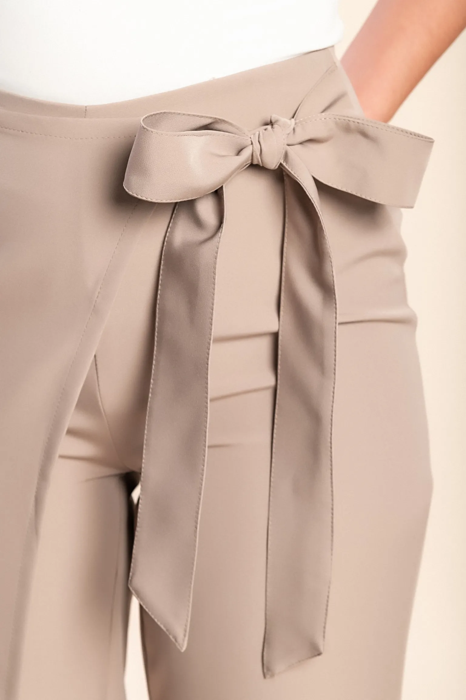 Pantaloni eleganti con volant, beige