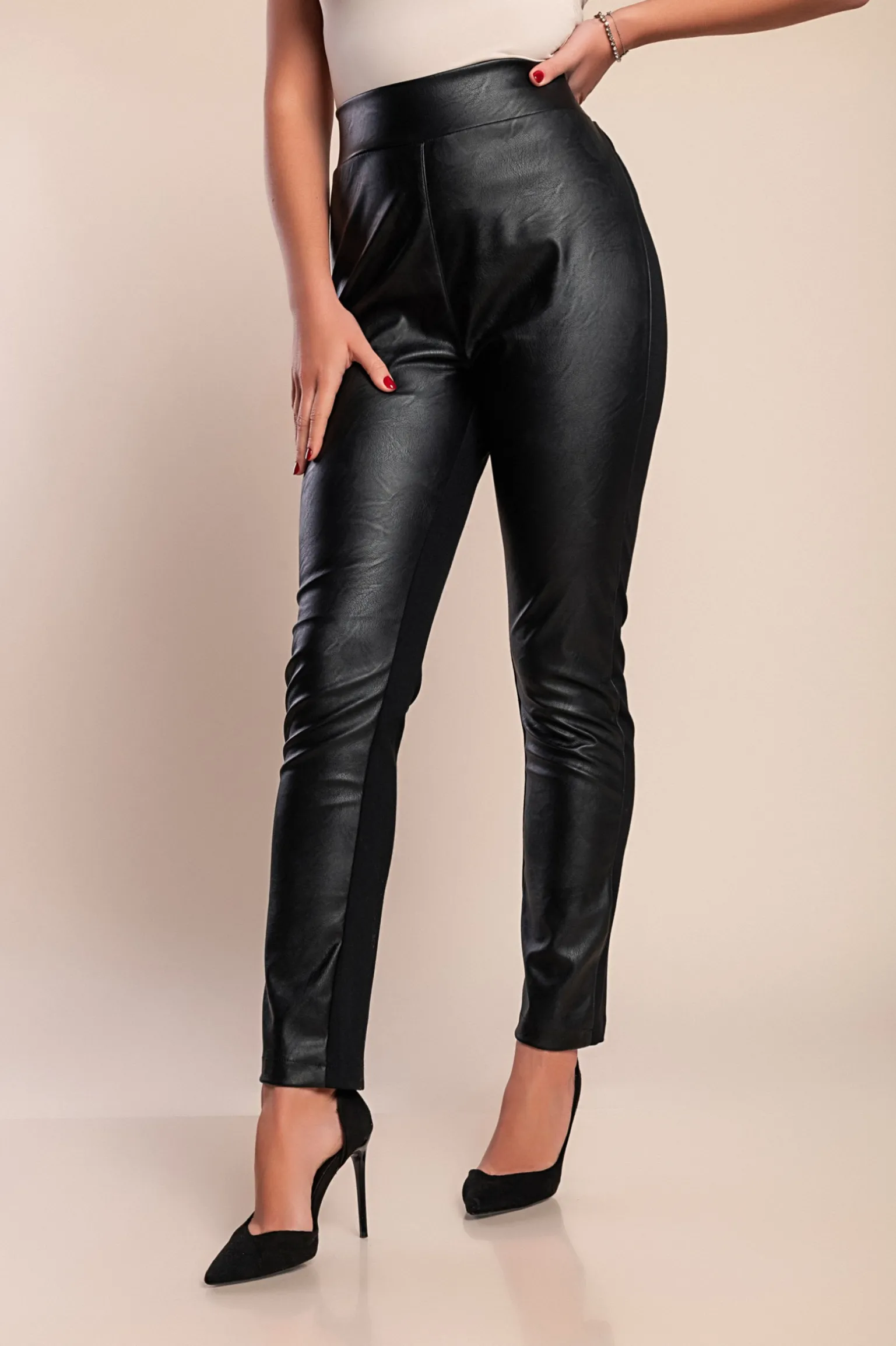 Pantaloni eleganti in similpelle, neri