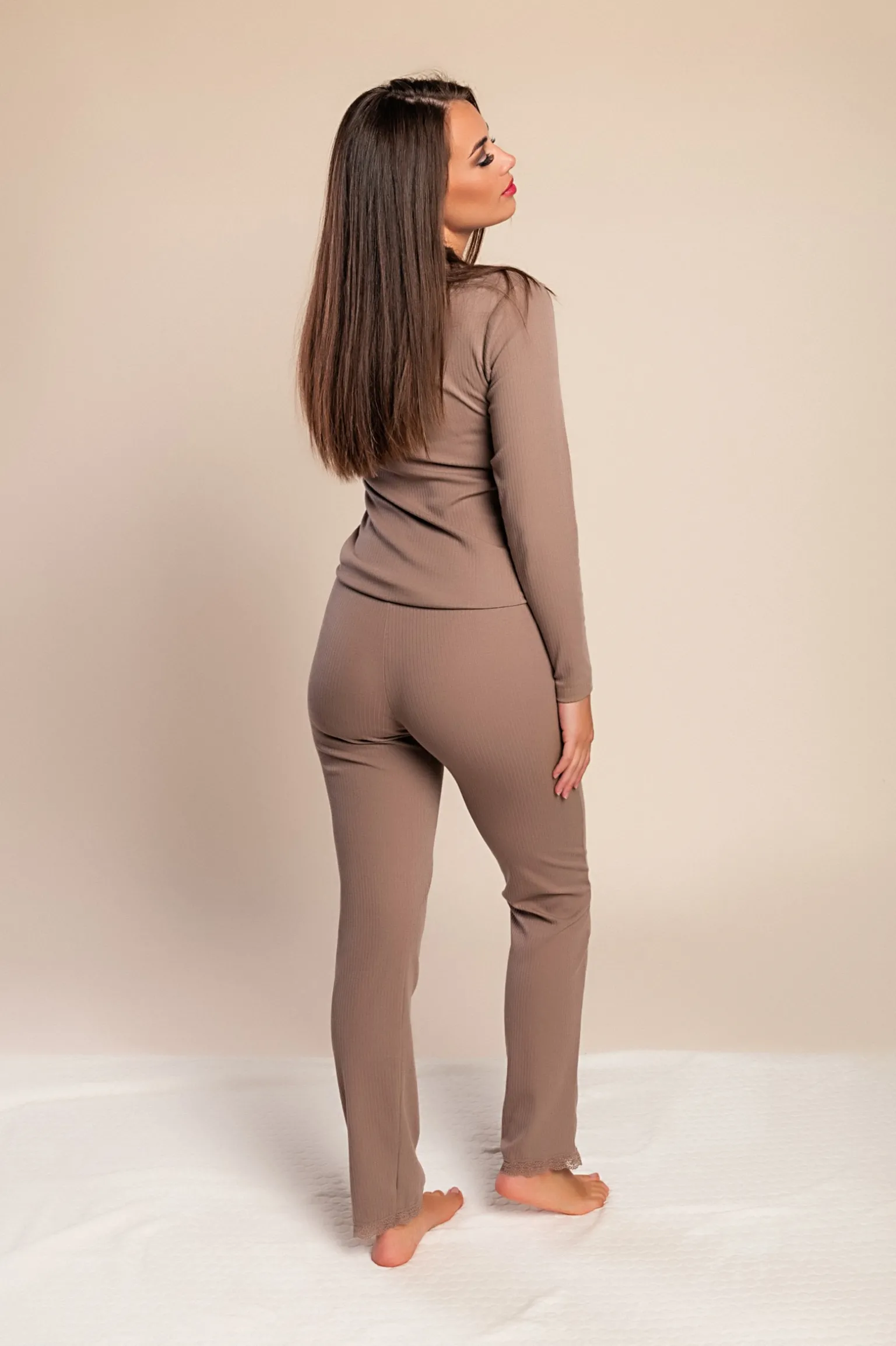 Pigiama lungo con pizzo, marrone