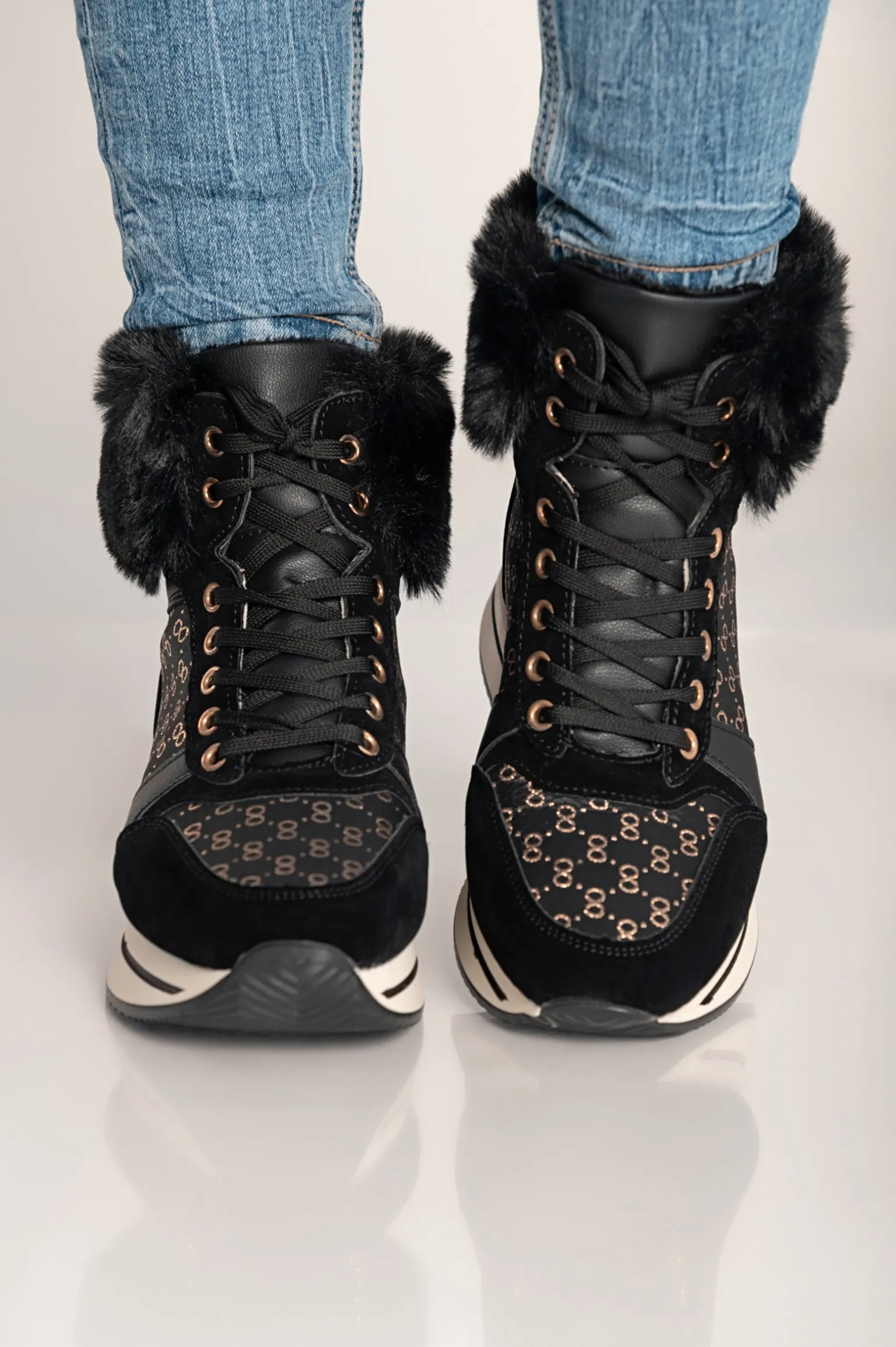 Sneaker fashion realizzata in similpelle e tessuto Alreya, nera