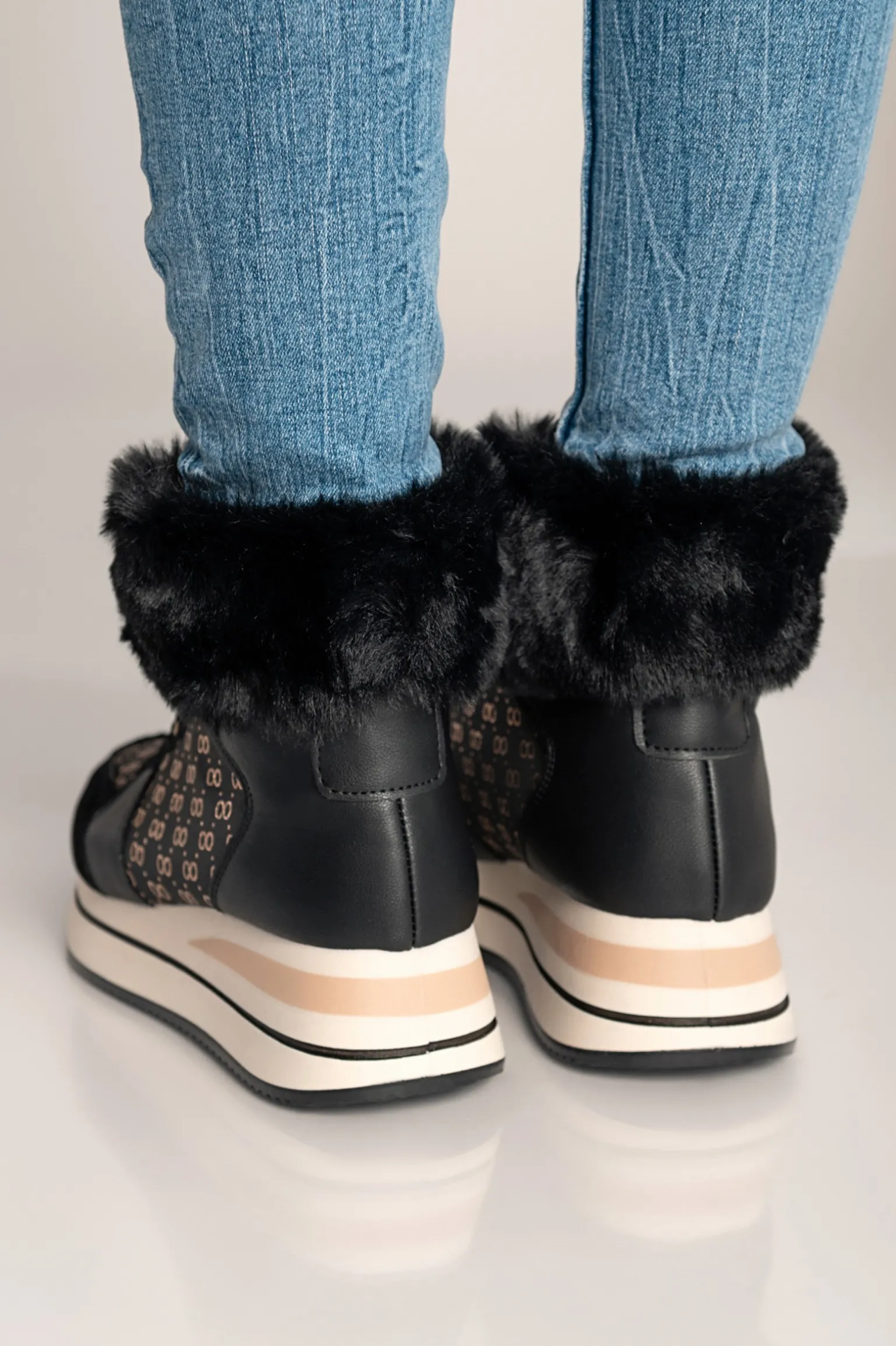 Sneaker fashion realizzata in similpelle e tessuto Alreya, nera