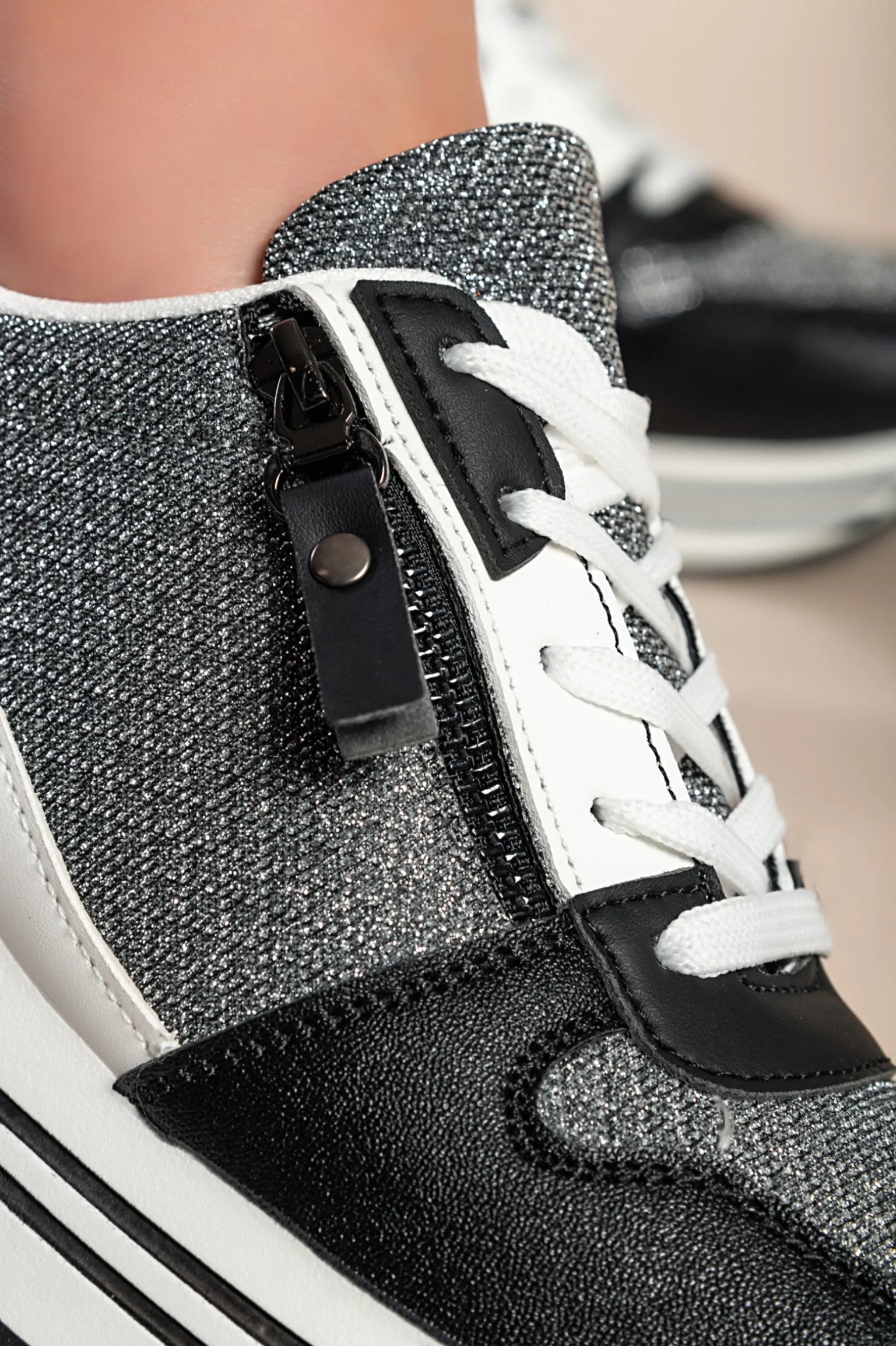 Sneakers alla moda con dettaglio decorativo, nere