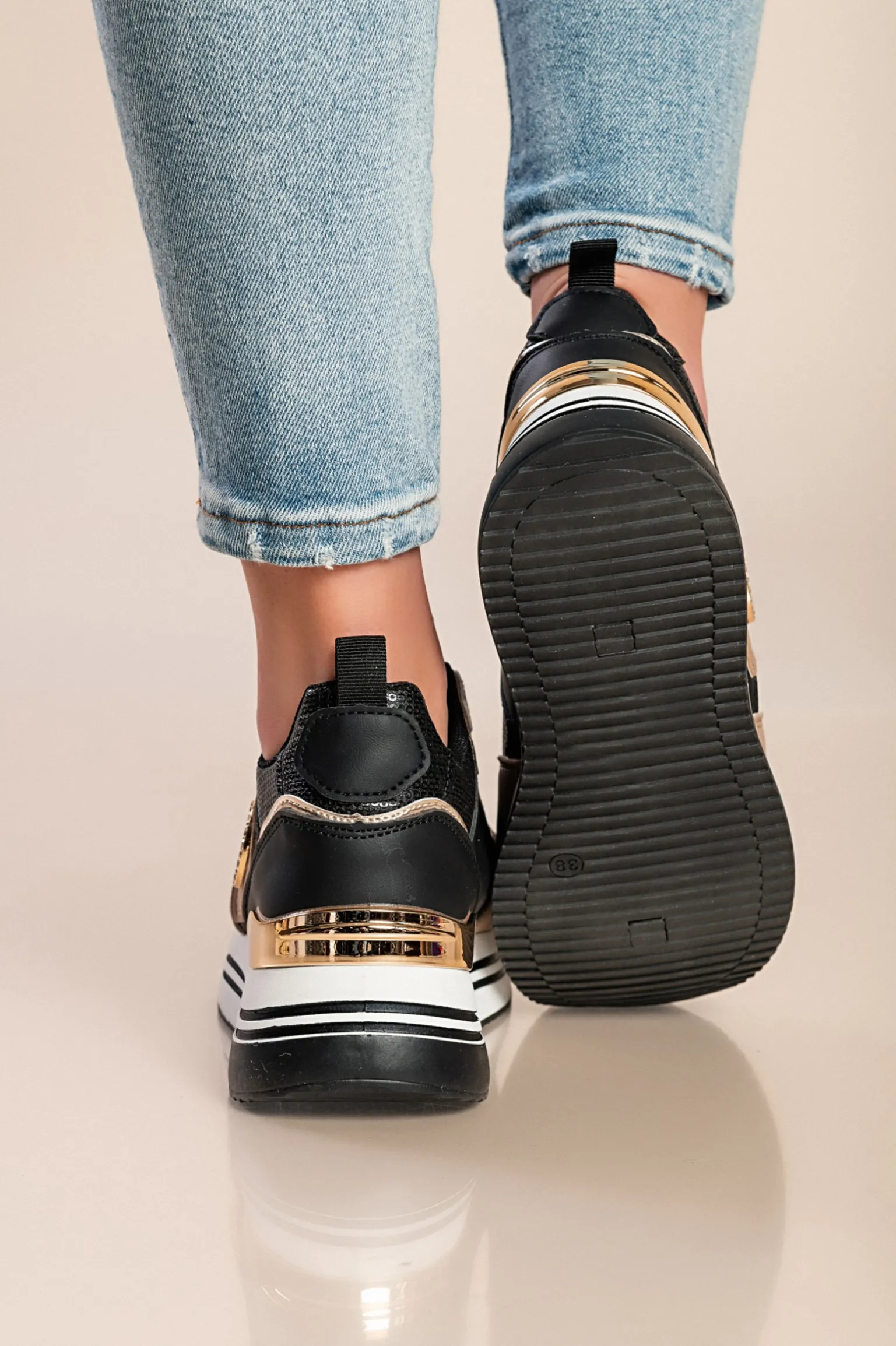 Sneakers alla moda con dettaglio decorativo, nere