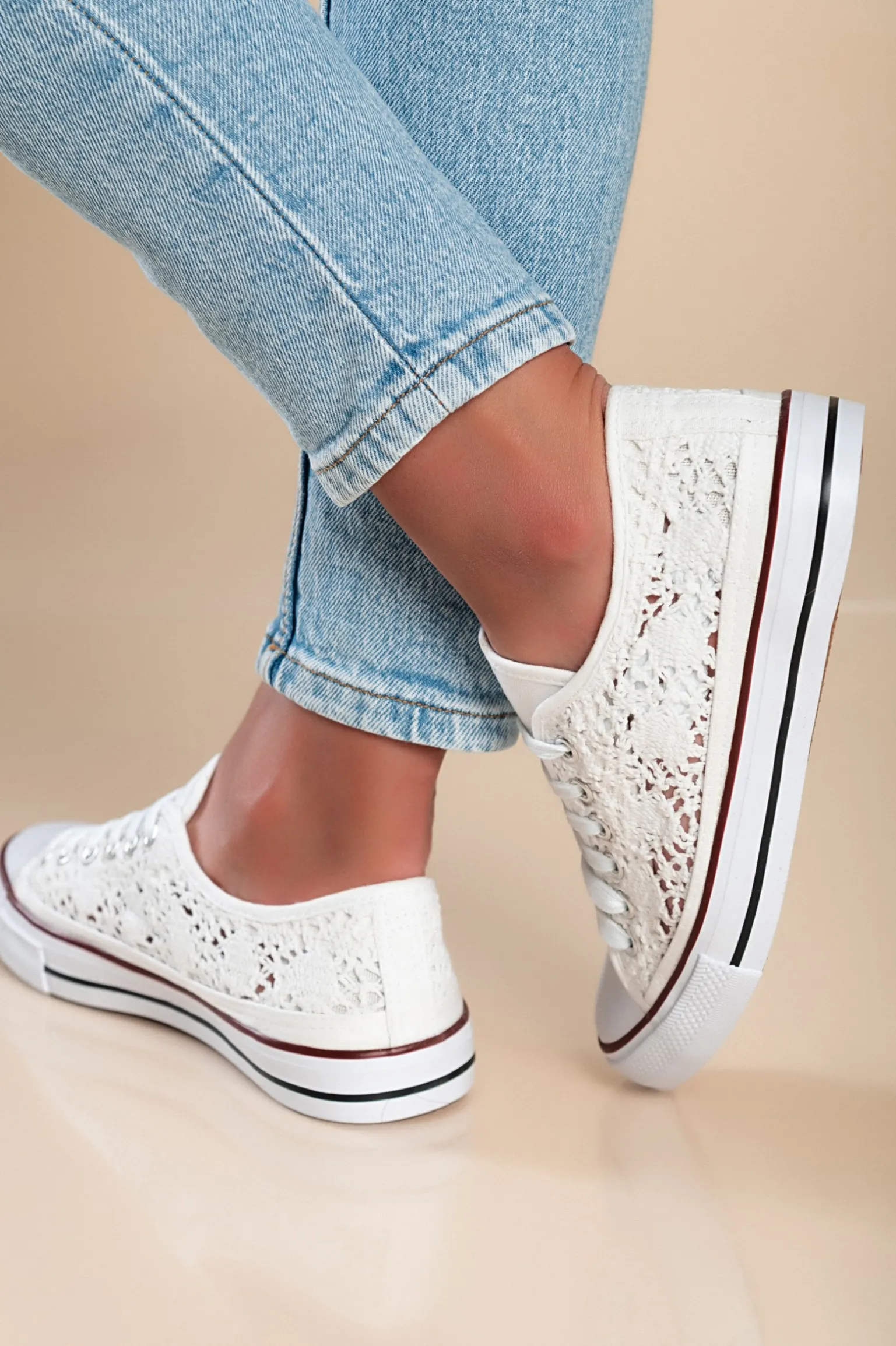 Sneakers alla moda con tomaia in pizzo, colore bianco