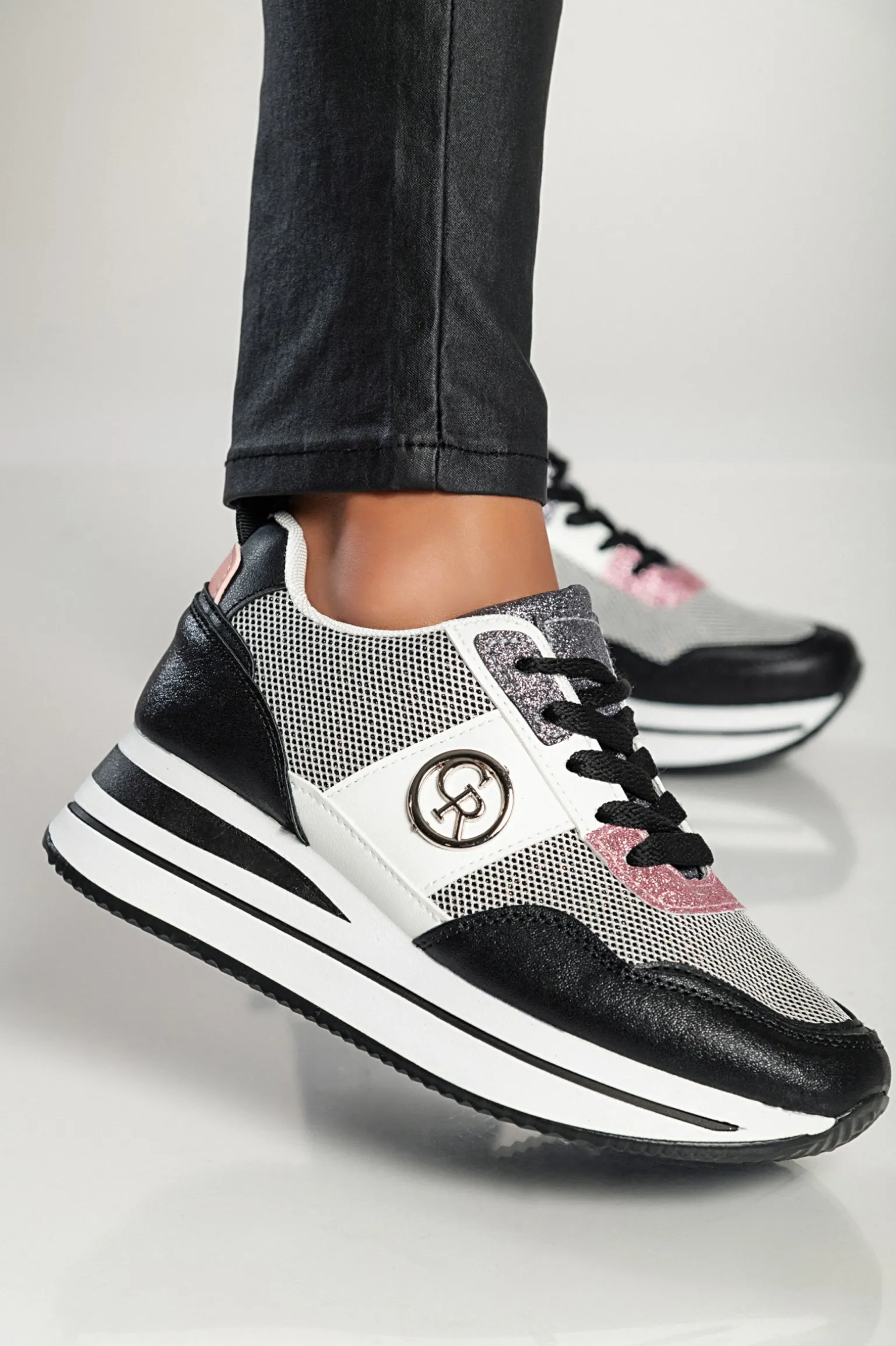 Sneakers fashion con dettagli decorativi, FF525, nere