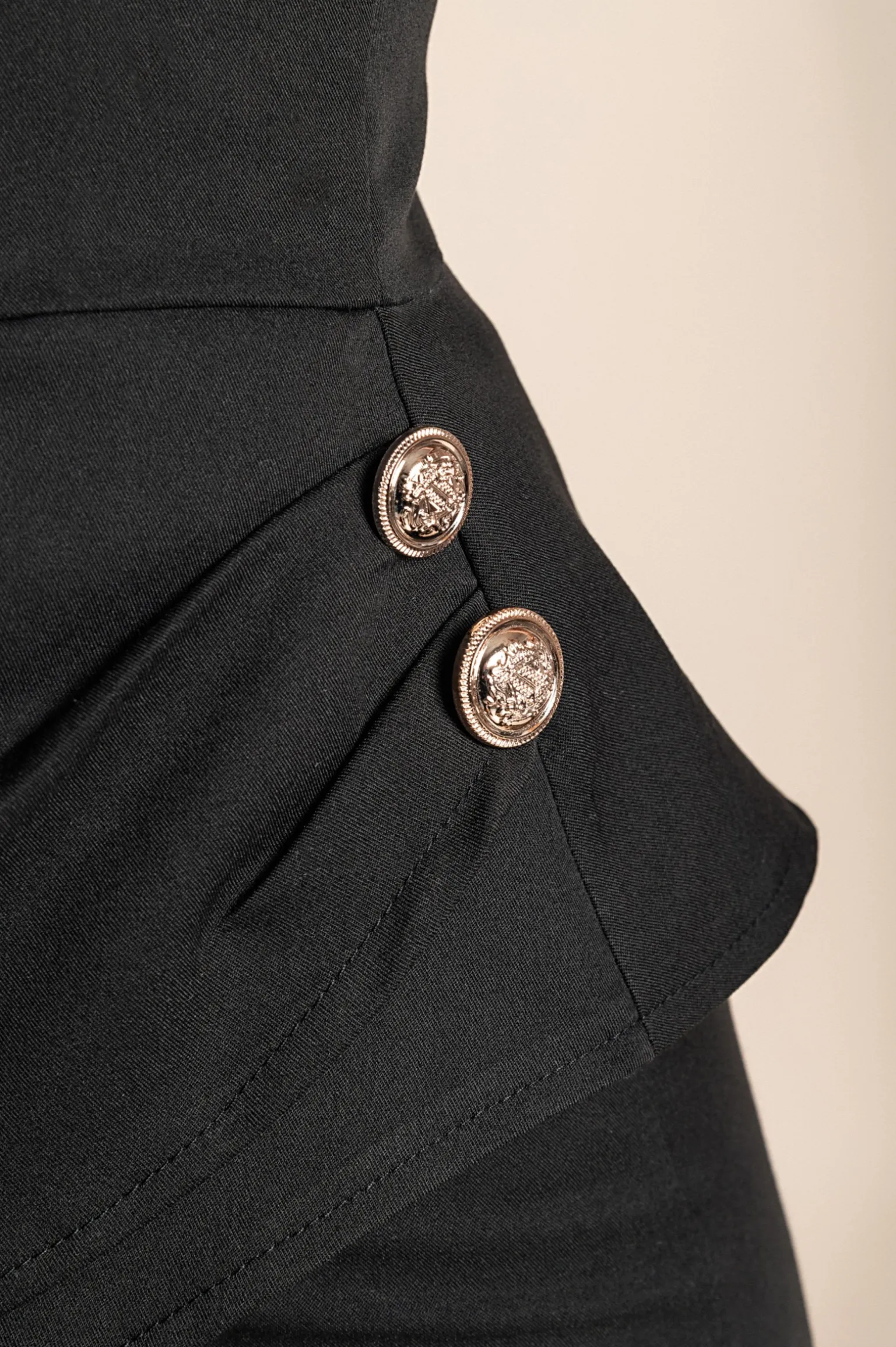 Tuta elegante con bottoni decorativi, nera