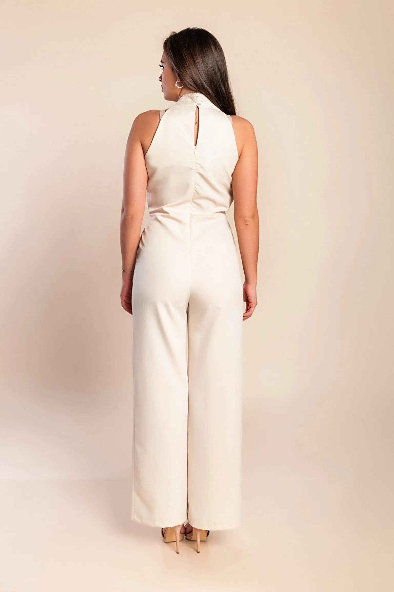 Tuta elegante con bottoni decorativi, beige