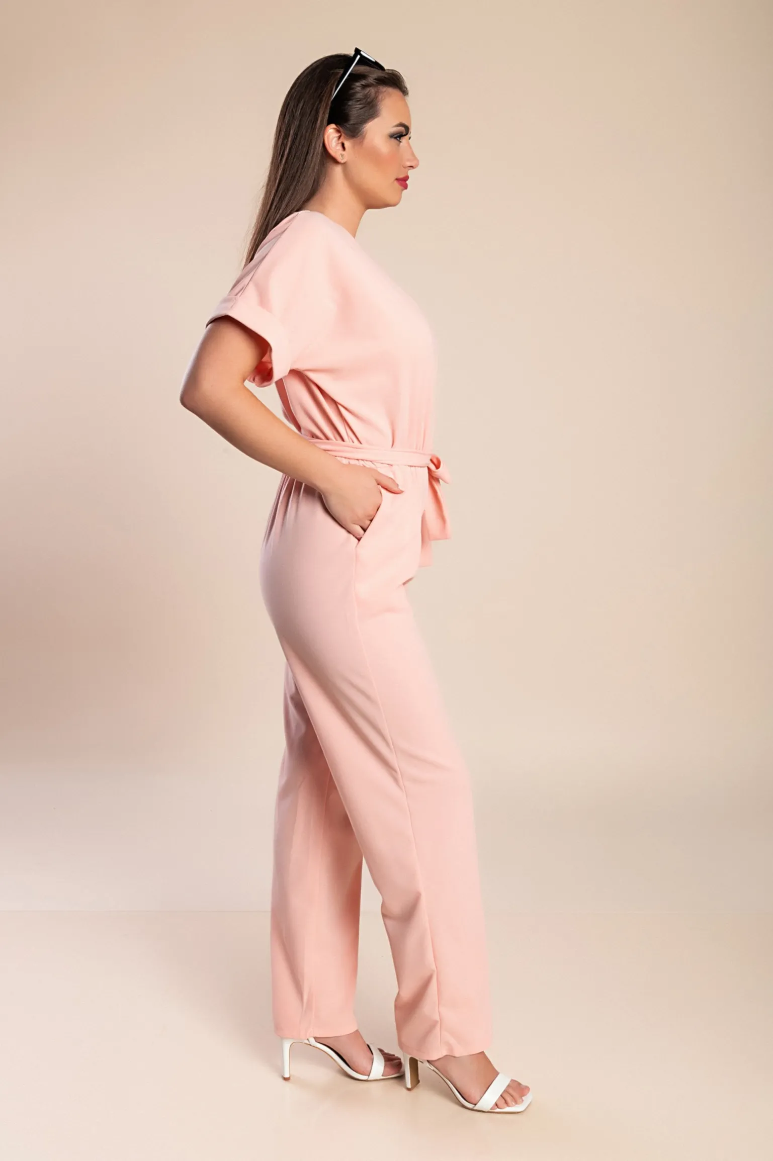 Tuta elegante con dettagli metallici, rosa chiaro