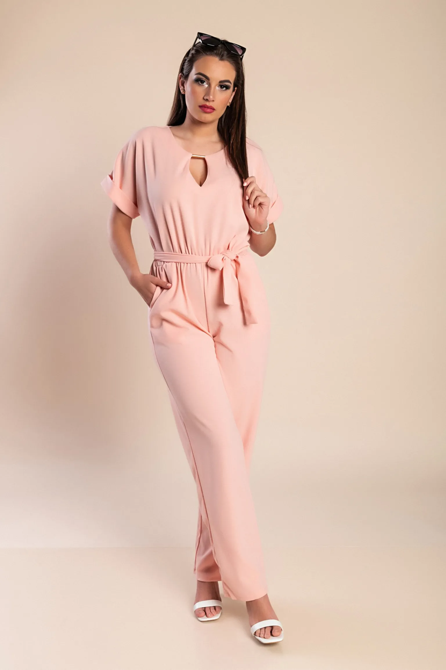 Tuta elegante con dettagli metallici, rosa chiaro