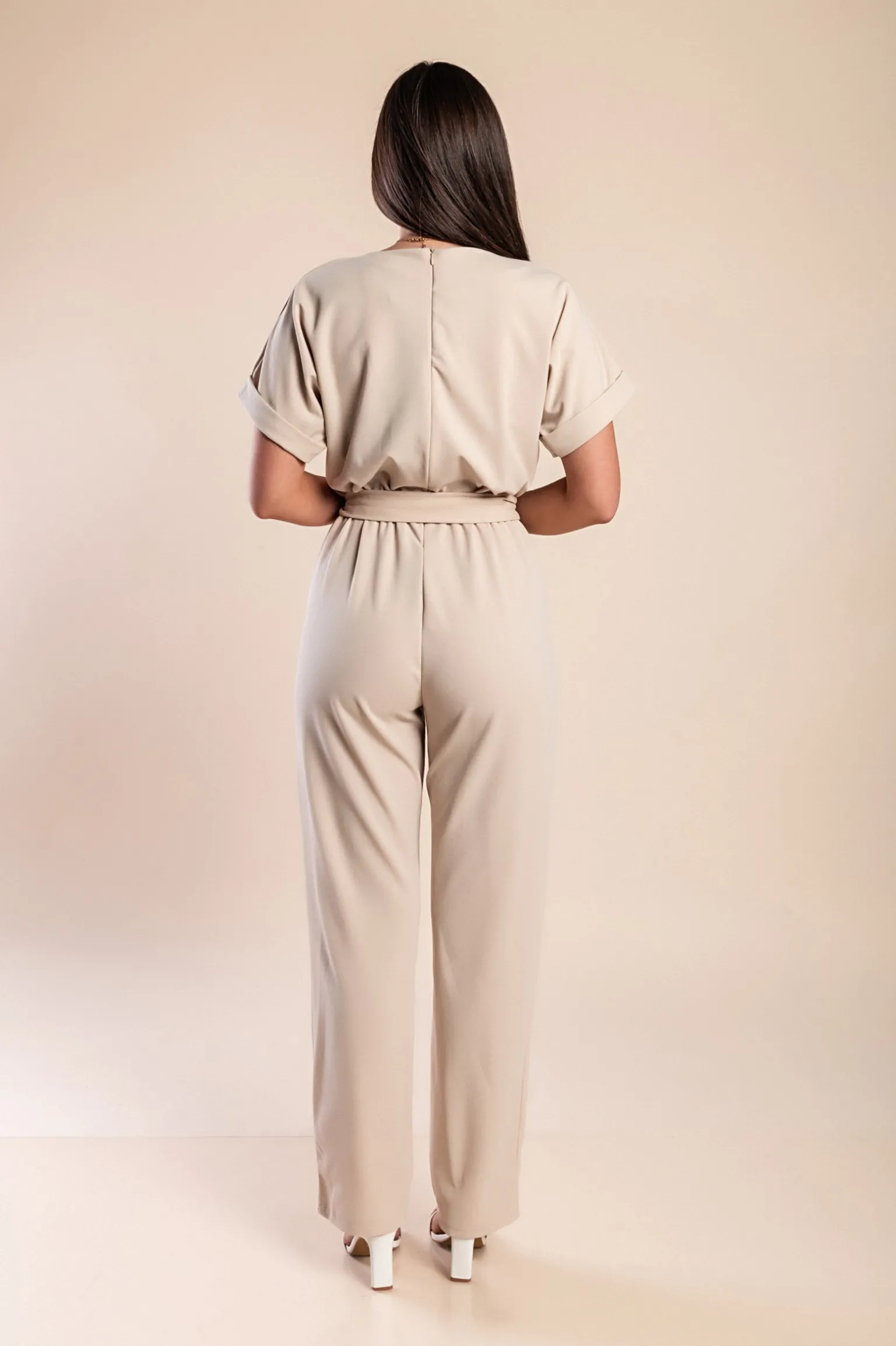 Tuta elegante con dettagli metallici, beige